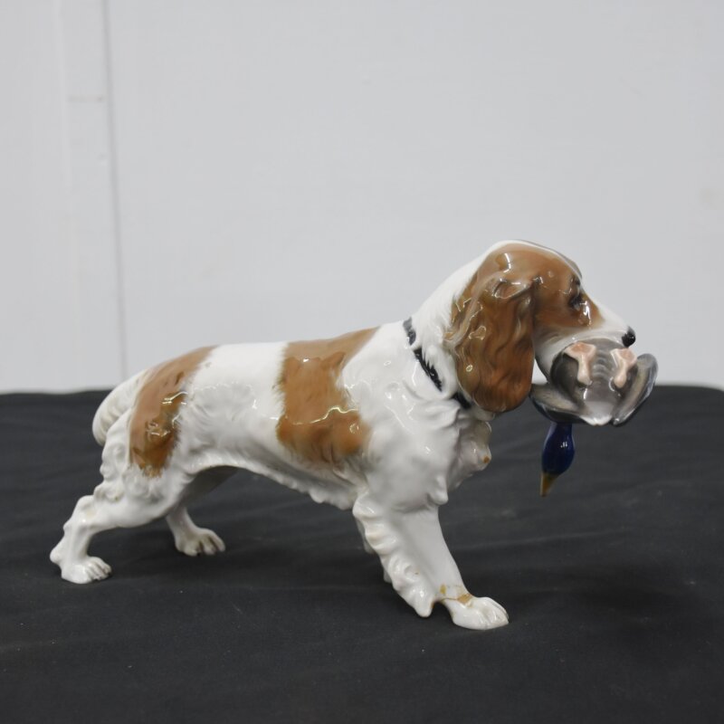 Figura perro caza con pato porcelana