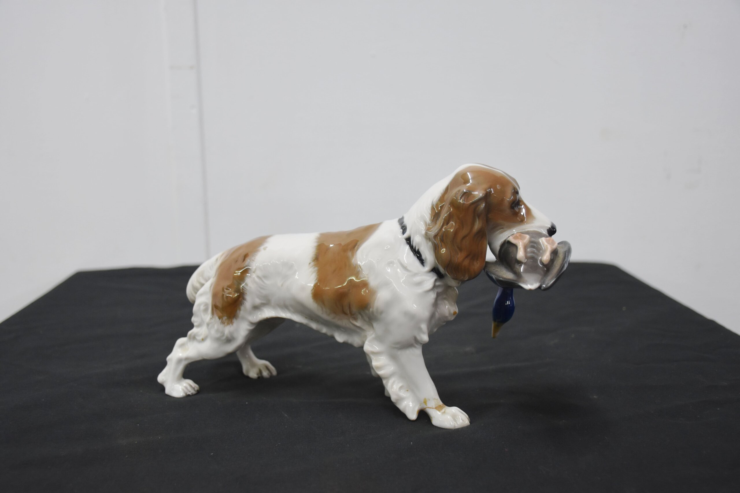 Figura perro caza con pato porcelana