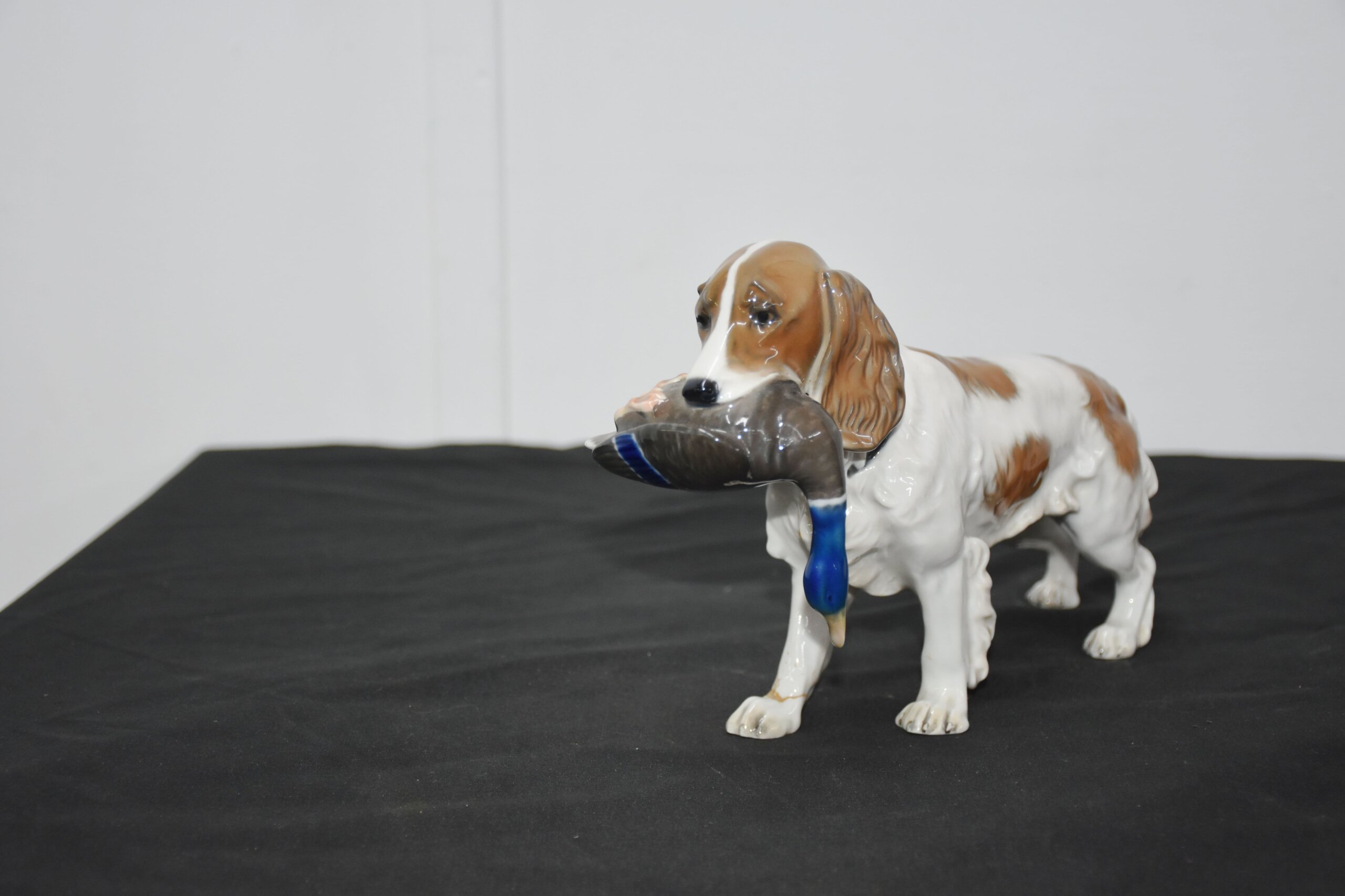 Figura perro caza con pato porcelana - Imagen 4