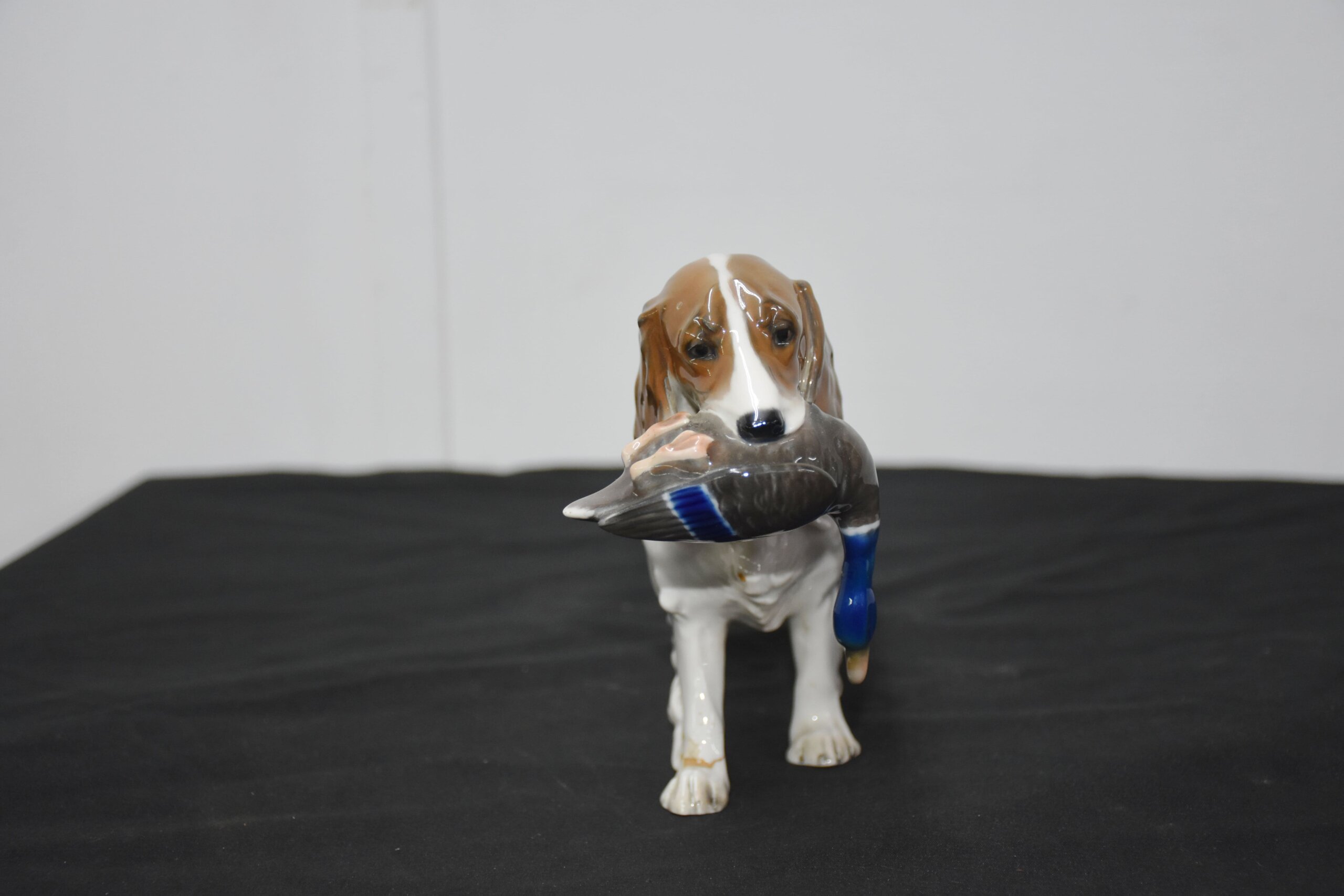 Figura perro caza con pato porcelana - Imagen 5