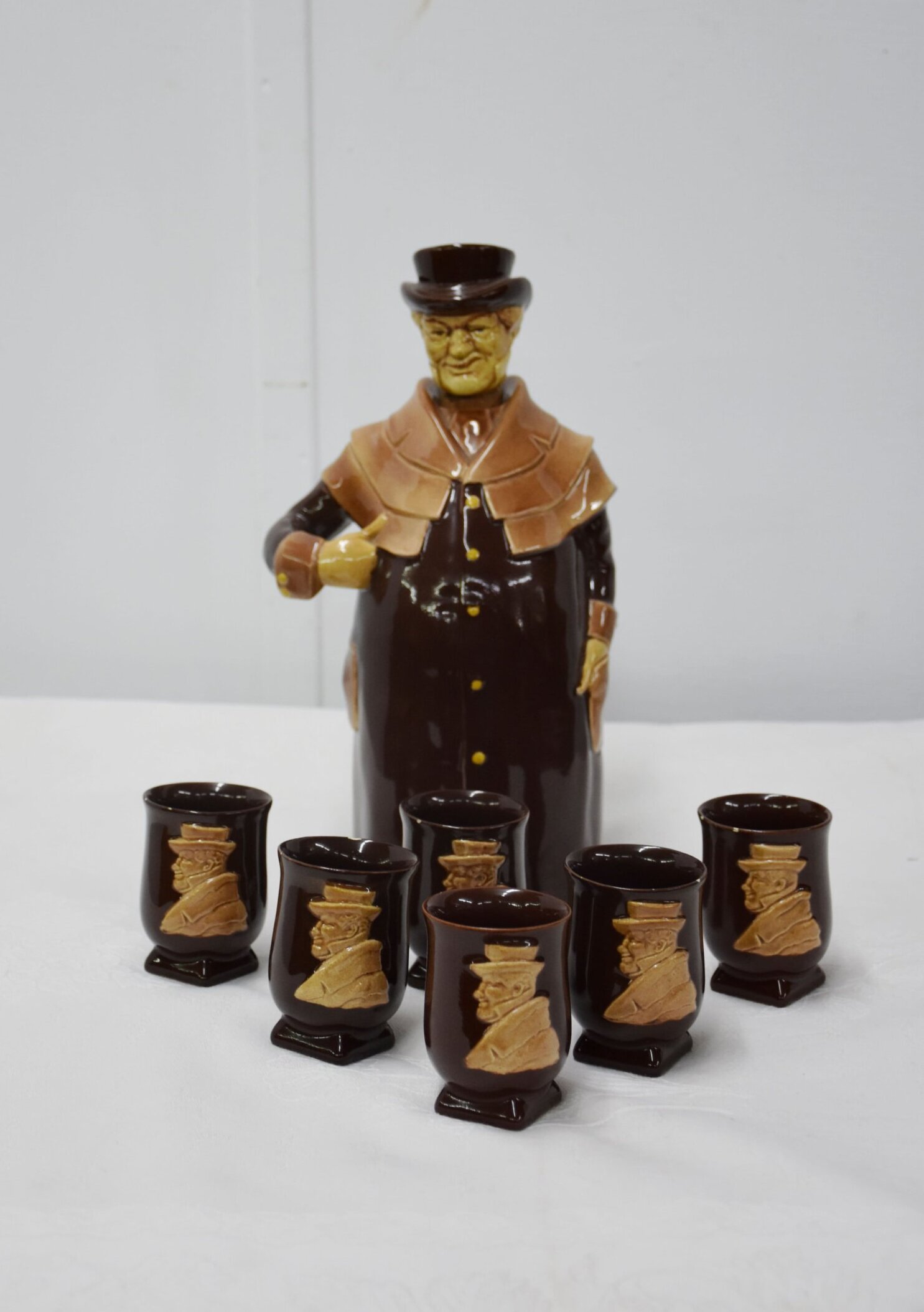 Juego de licor porcelana figura y 6 vasitos
