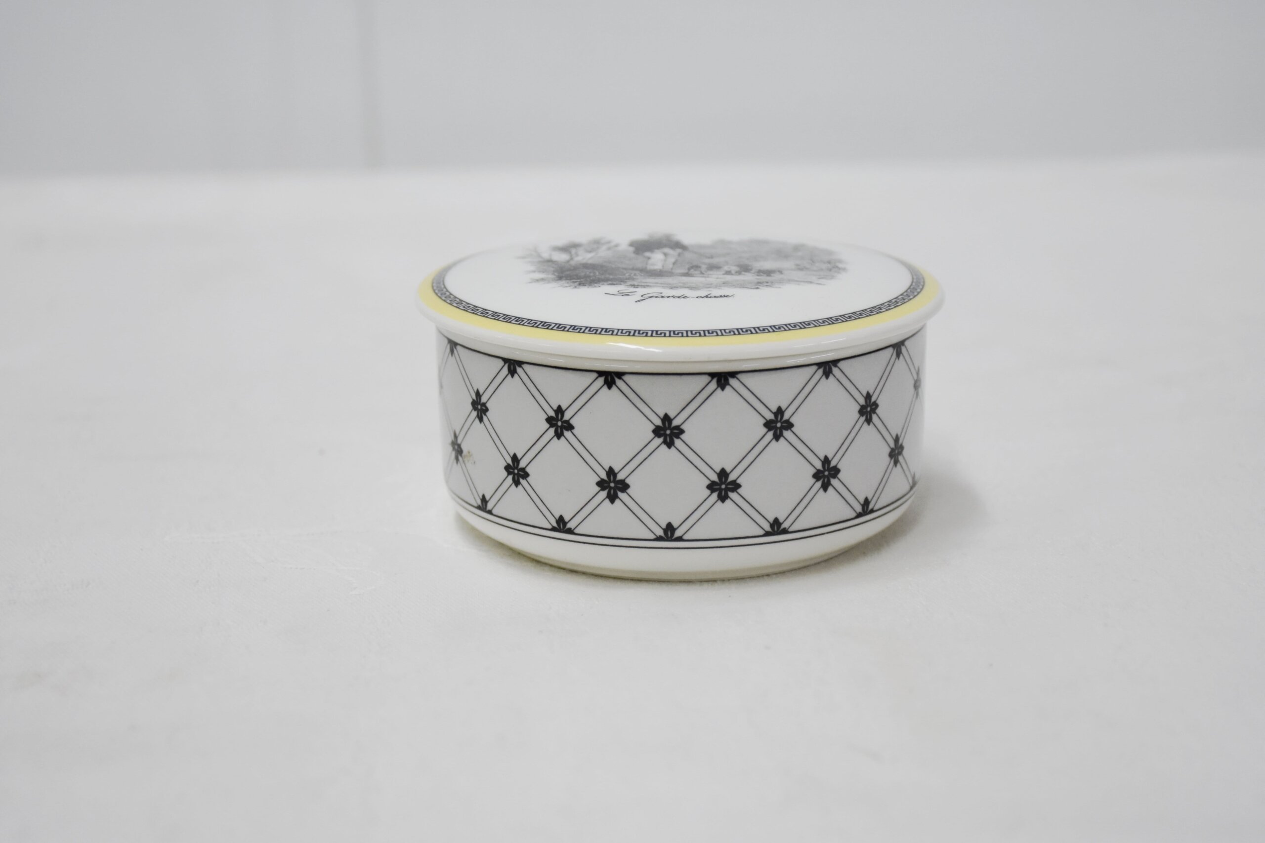 Caja o joyero de porcelana escena caza - Imagen 2