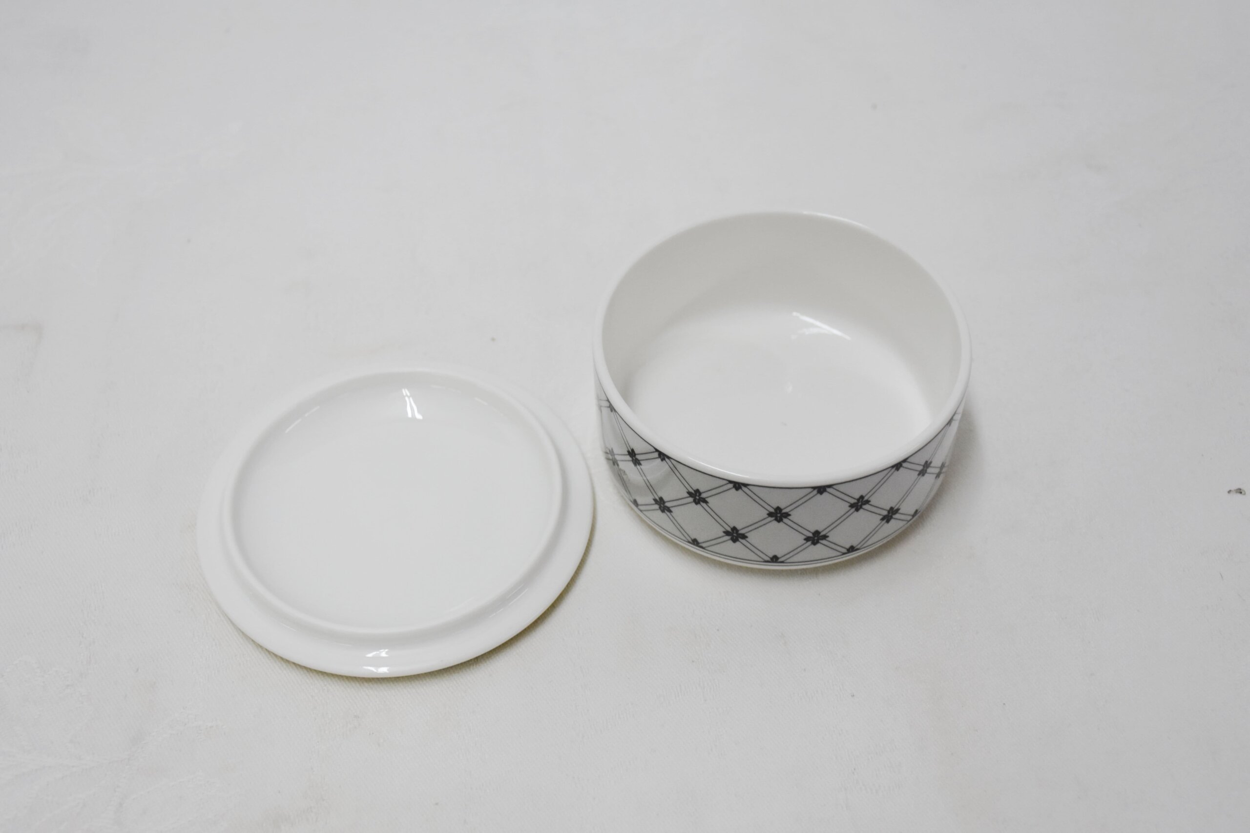 Caja o joyero de porcelana escena caza - Imagen 3
