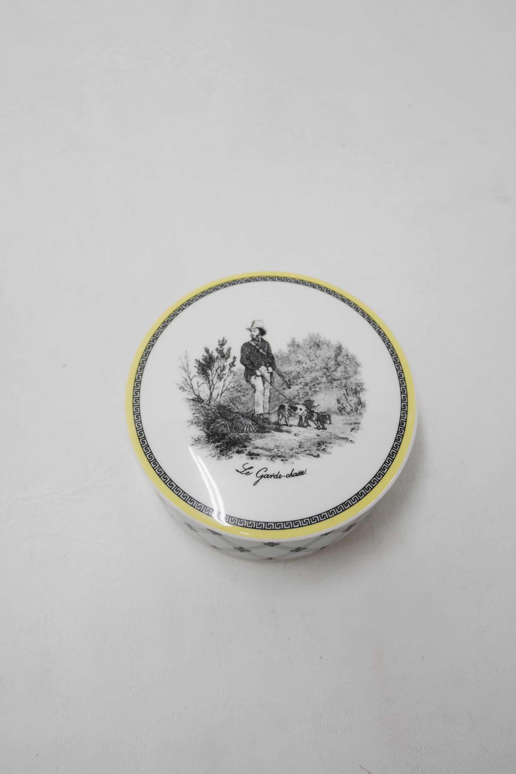 Caja o joyero de porcelana escena caza