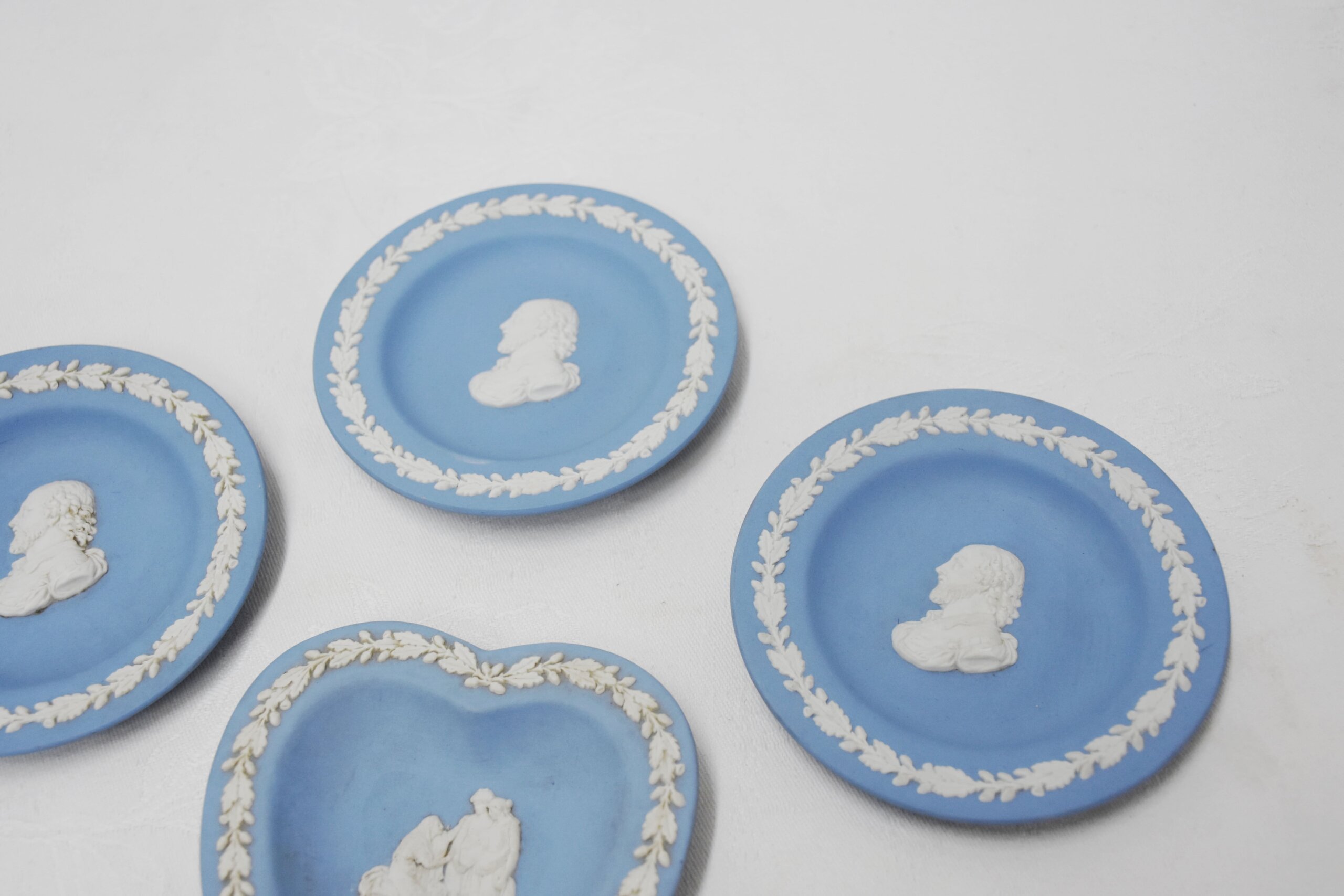 Conjunto 4 platos decorativos azules y blancos - Imagen 2