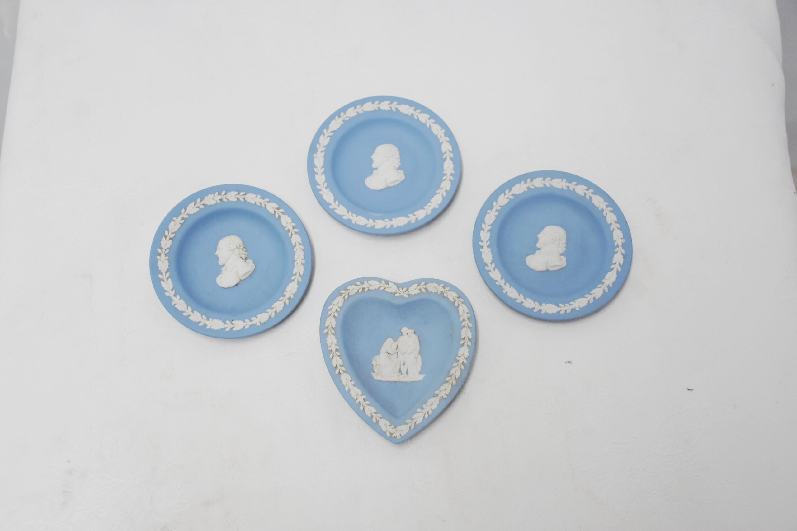 Conjunto 4 platos decorativos azules y blancos