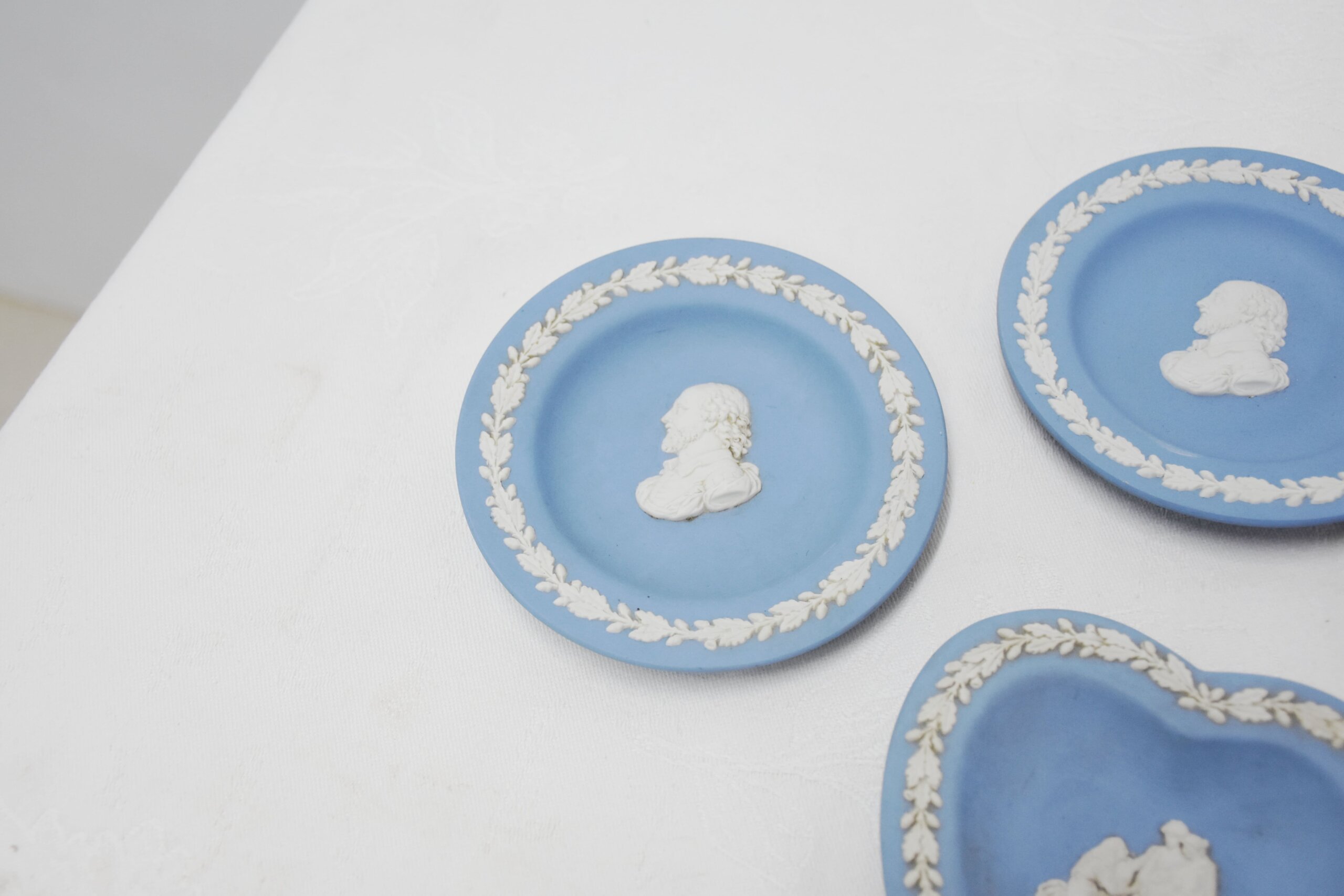 Conjunto 4 platos decorativos azules y blancos - Imagen 7