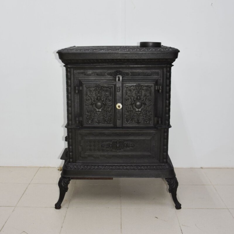 Horno, estufa antigua hierro fundido