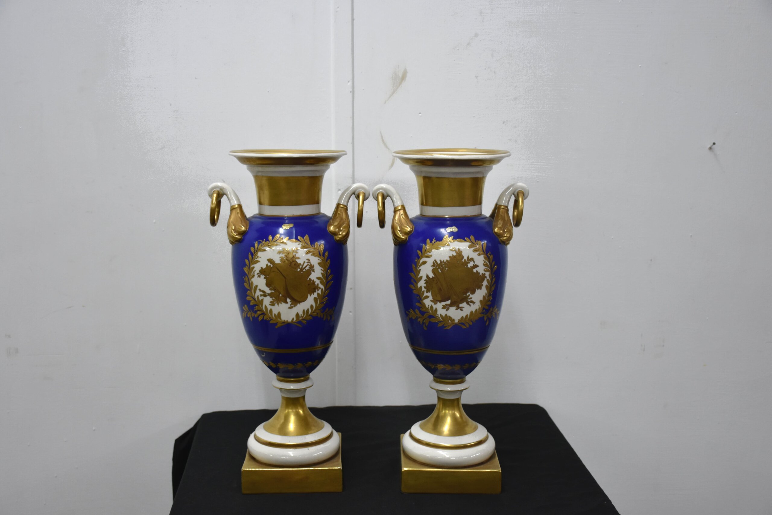 Pareja de jarrones antiguos porcelana azul y oro - Imagen 8