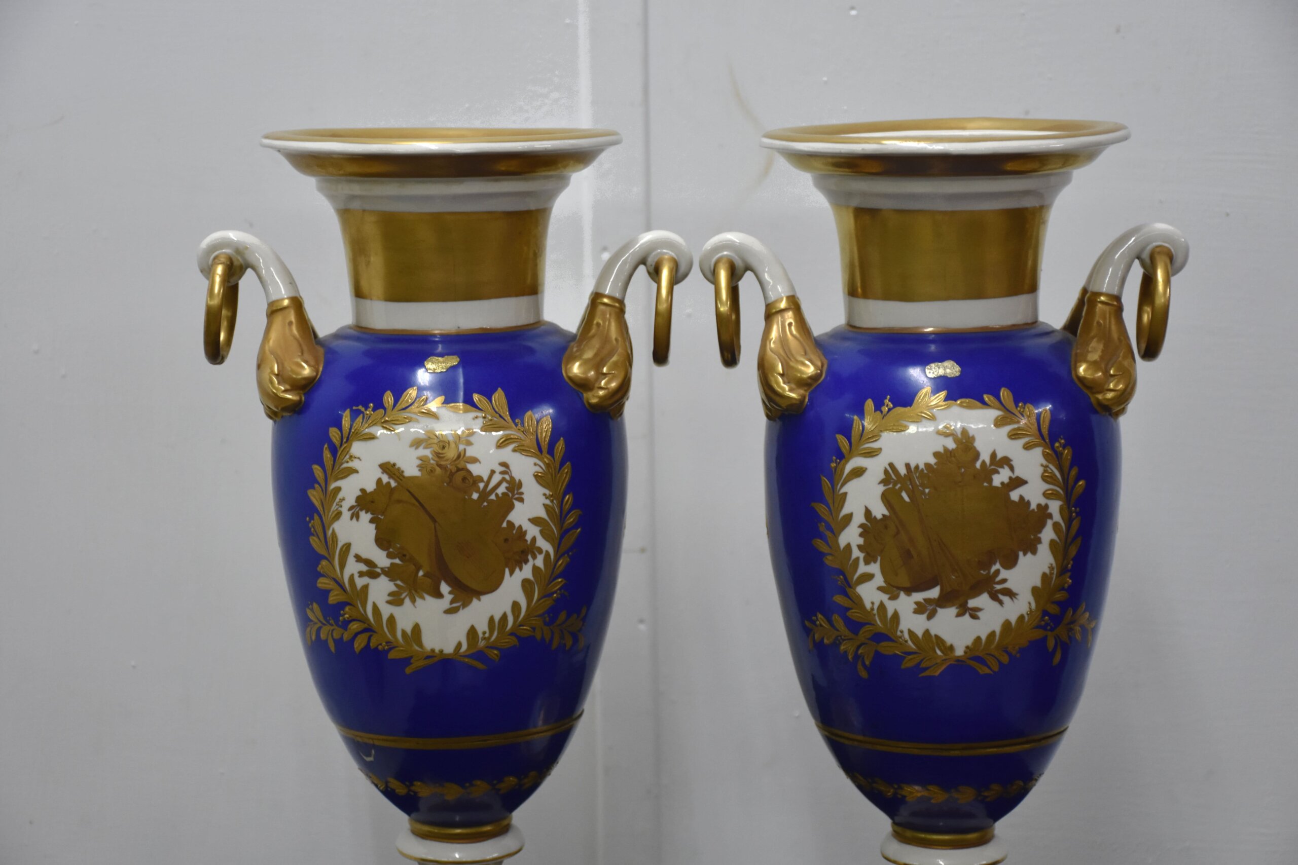 Pareja de jarrones antiguos porcelana azul y oro - Imagen 9