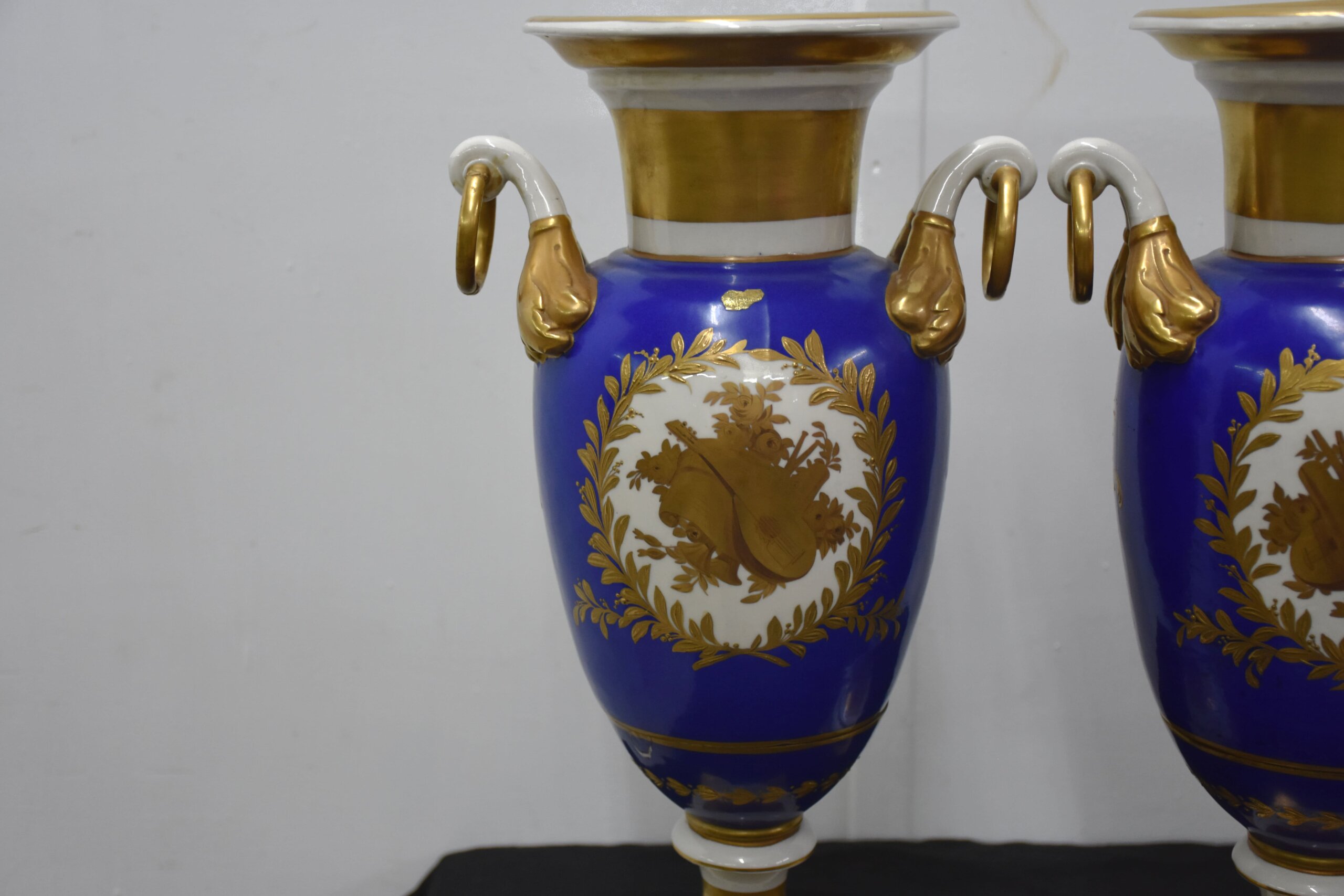 Pareja de jarrones antiguos porcelana azul y oro - Imagen 10
