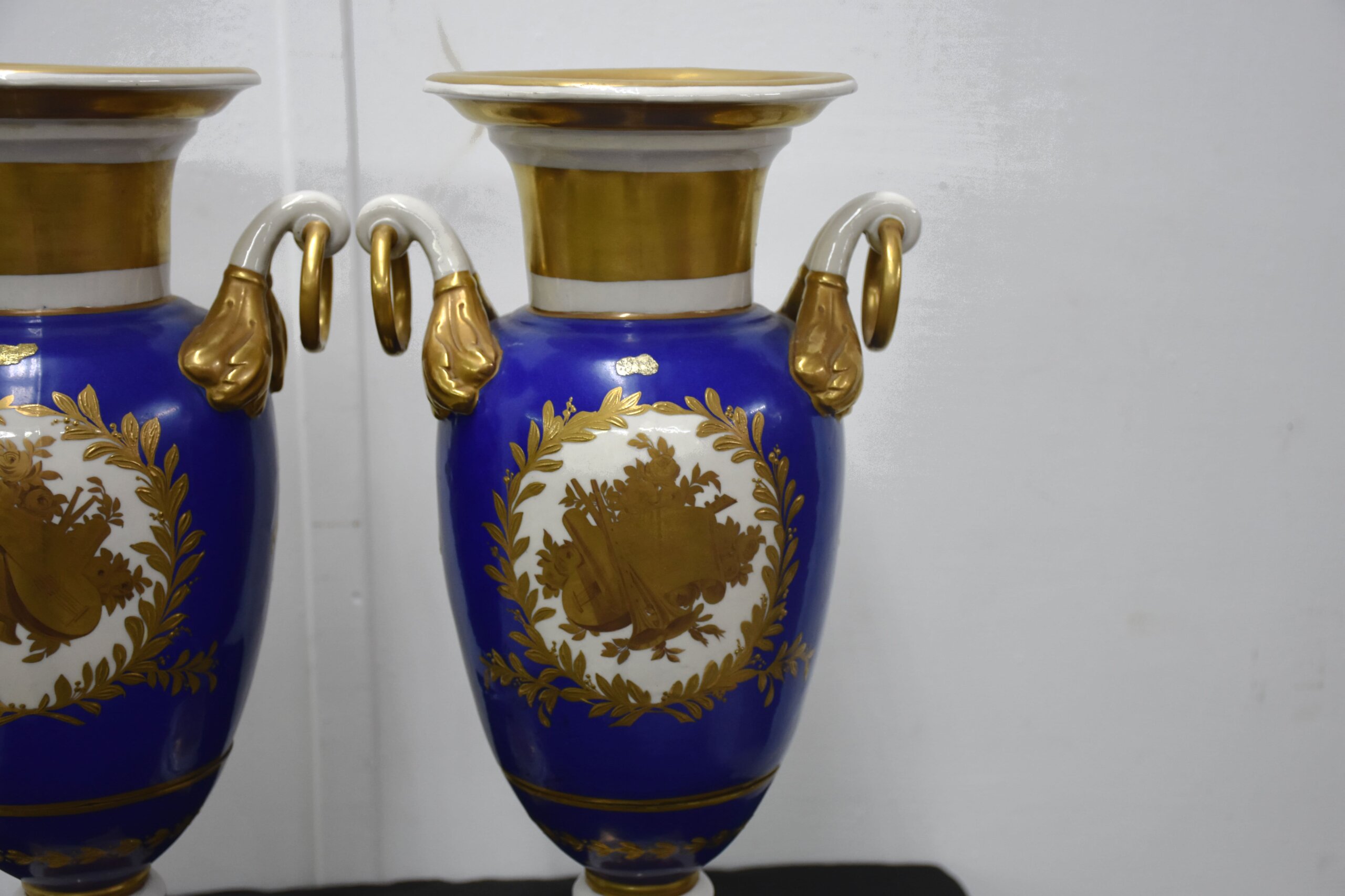 Pareja de jarrones antiguos porcelana azul y oro - Imagen 11