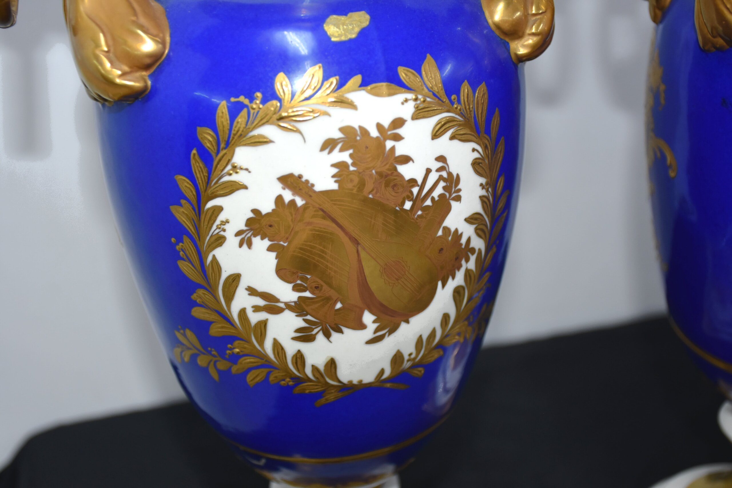 Pareja de jarrones antiguos porcelana azul y oro - Imagen 12