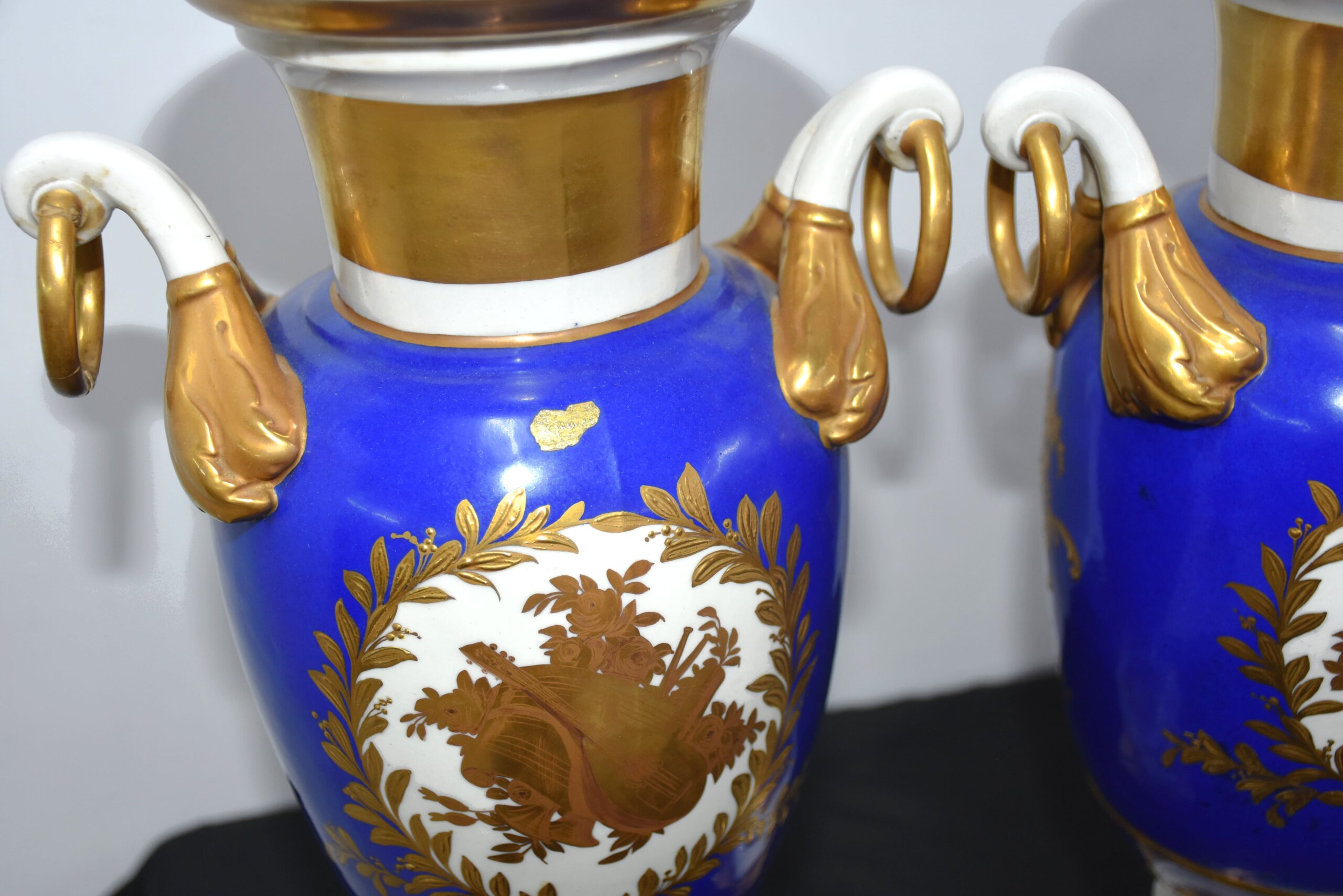 Pareja de jarrones antiguos porcelana azul y oro - Imagen 13