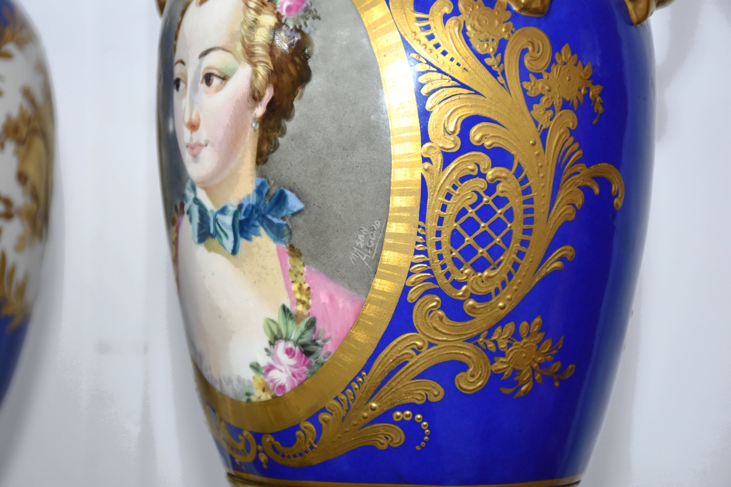 Pareja de jarrones antiguos porcelana azul y oro - Imagen 15