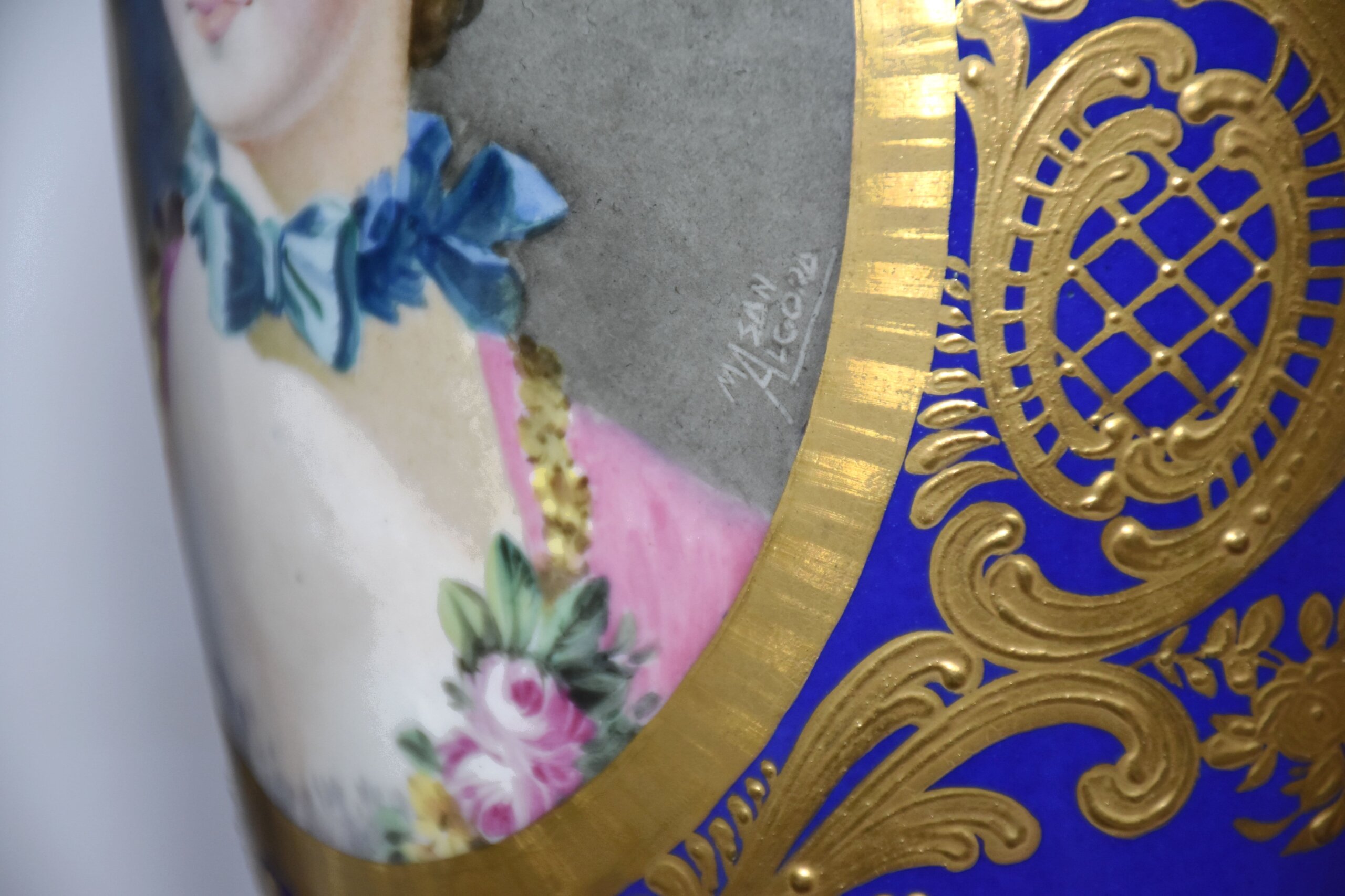 Pareja de jarrones antiguos porcelana azul y oro - Imagen 16