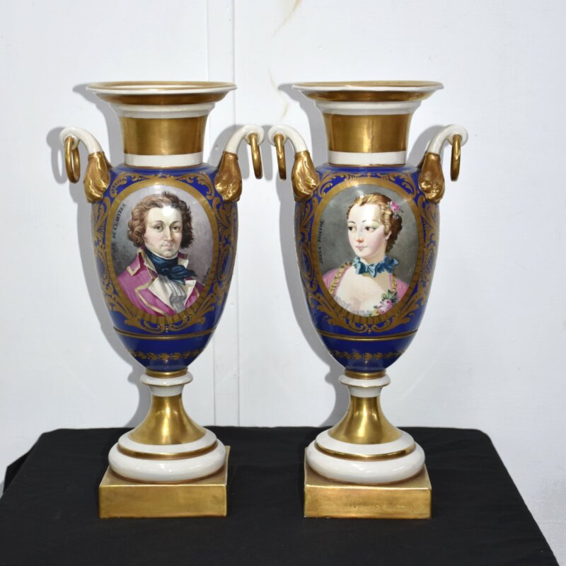 Pareja de jarrones antiguos porcelana azul y oro