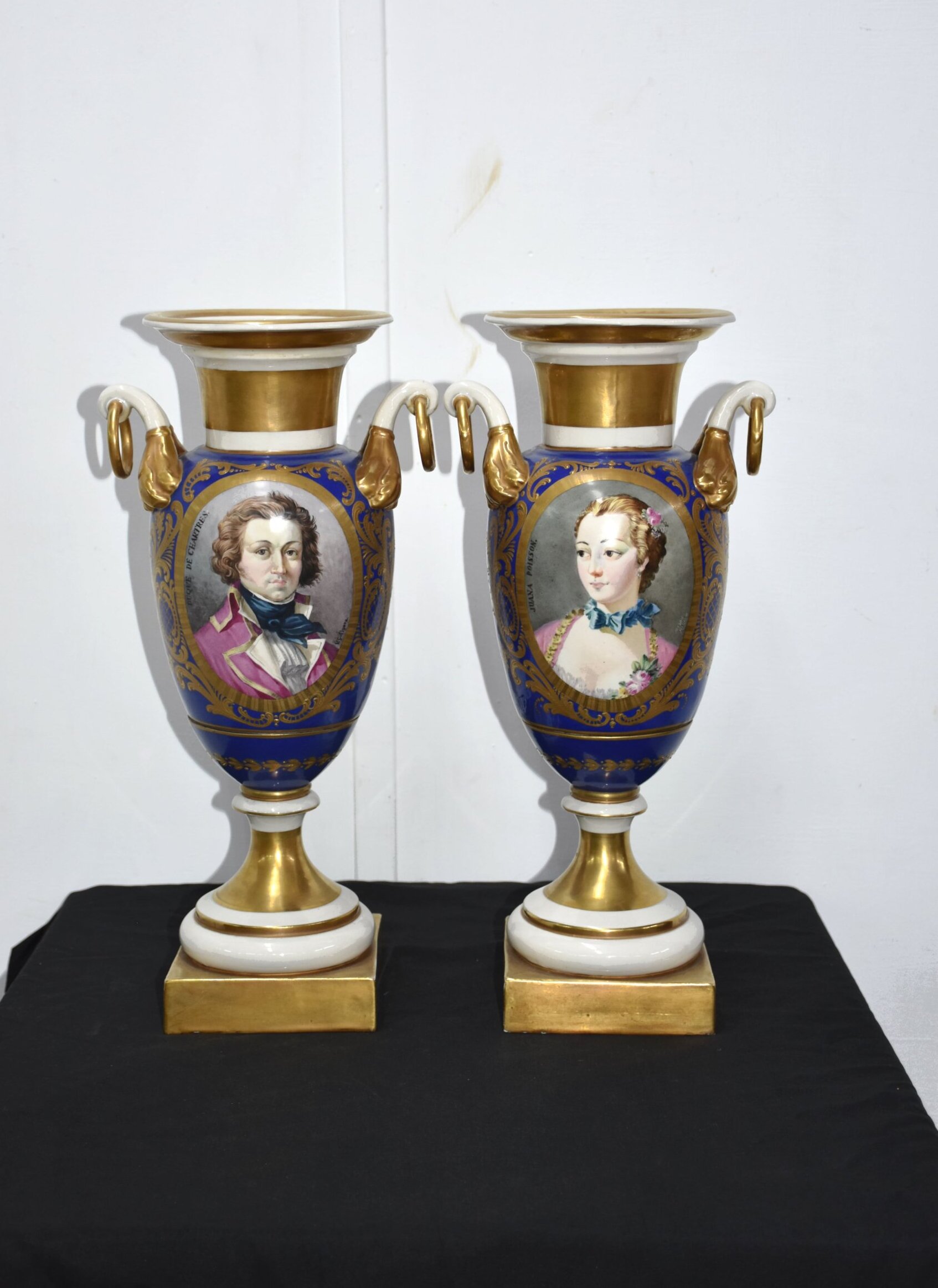 Pareja de jarrones antiguos porcelana azul y oro