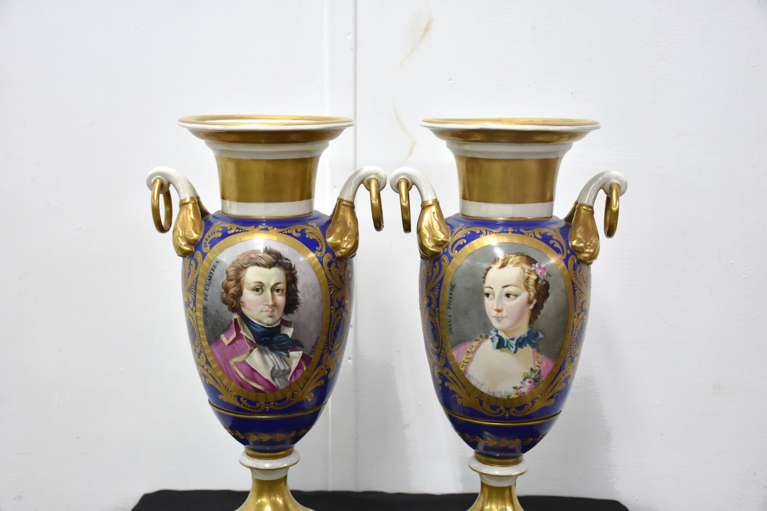 Pareja de jarrones antiguos porcelana azul y oro - Imagen 2