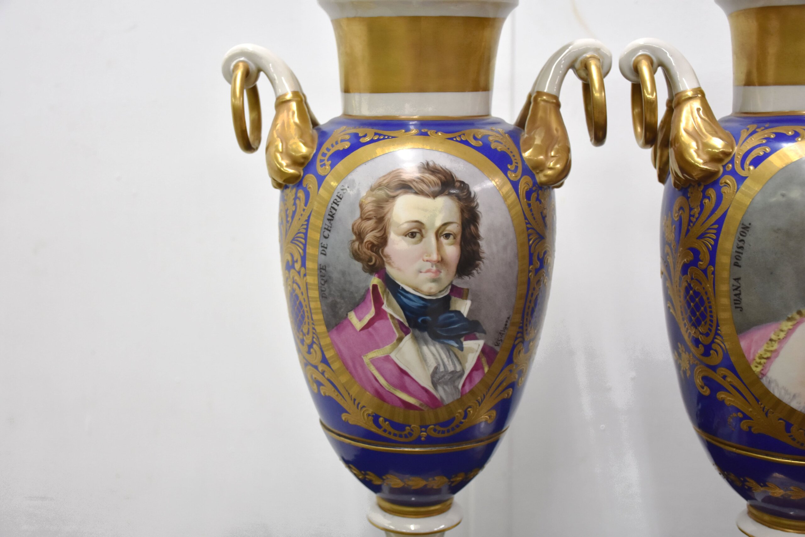 Pareja de jarrones antiguos porcelana azul y oro - Imagen 3