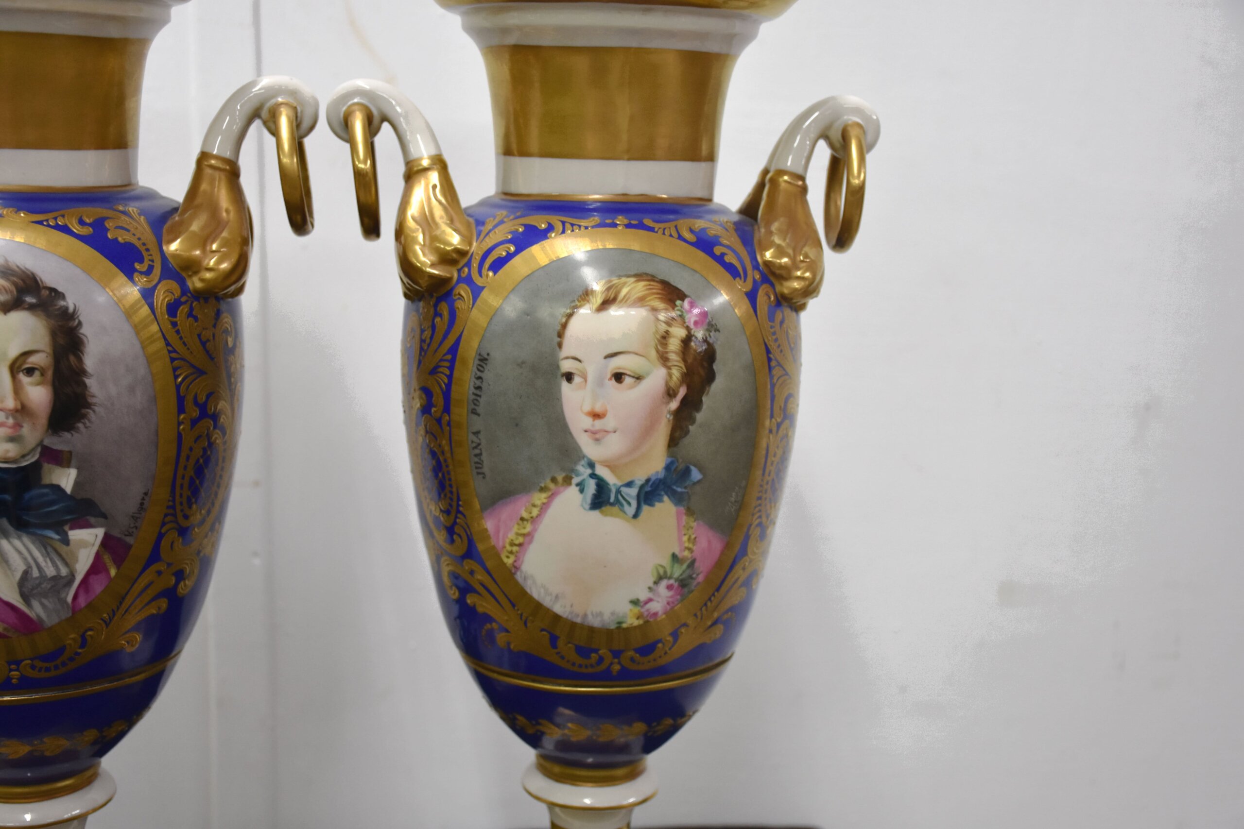 Pareja de jarrones antiguos porcelana azul y oro - Imagen 4