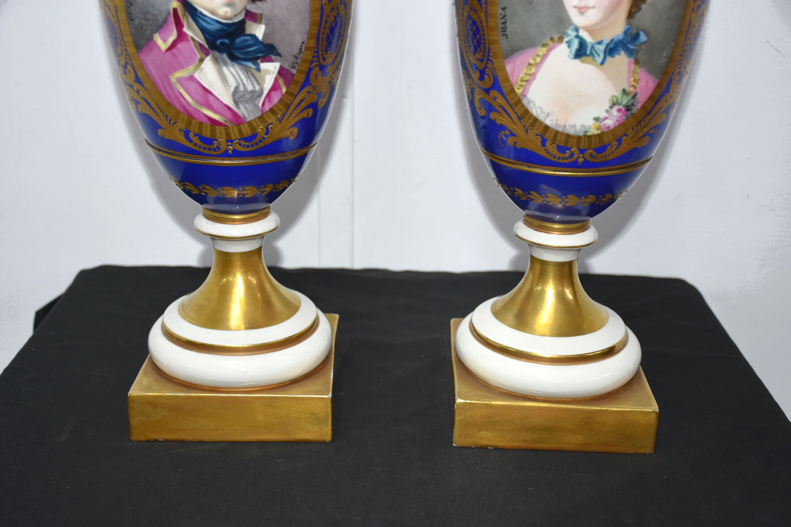 Pareja de jarrones antiguos porcelana azul y oro - Imagen 5