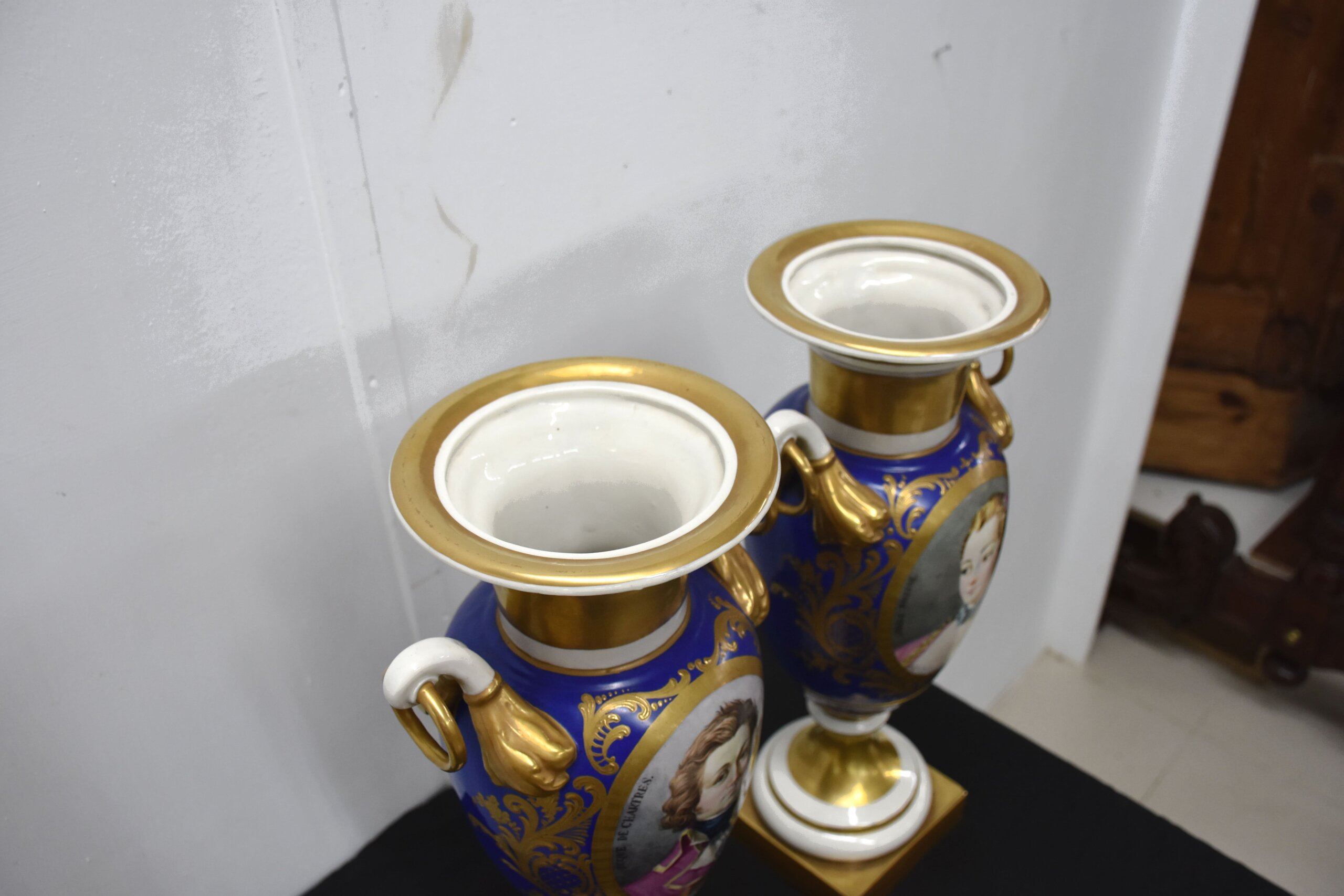 Pareja de jarrones antiguos porcelana azul y oro - Imagen 6