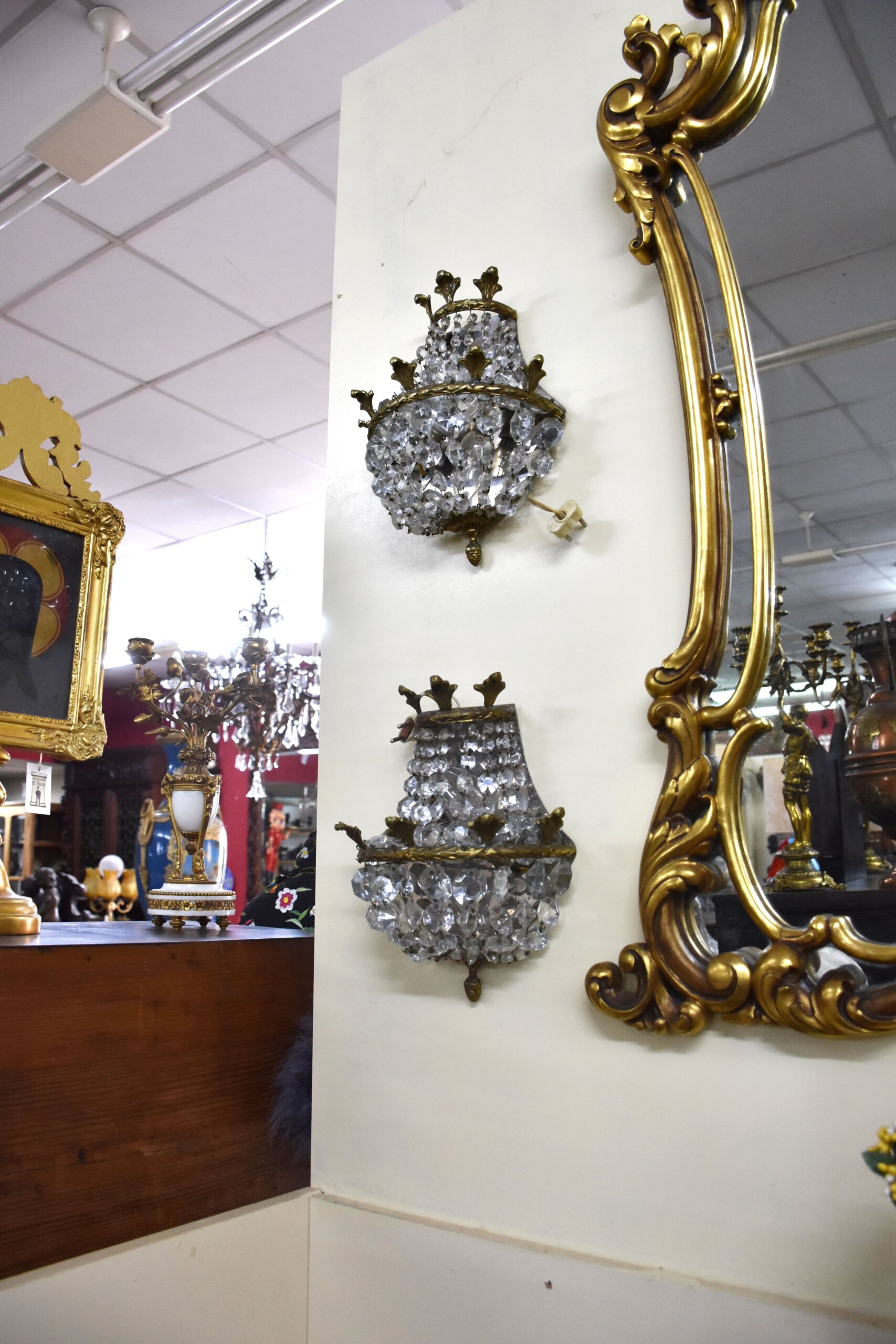 Pareja de apliques Imperio bronce y cristal