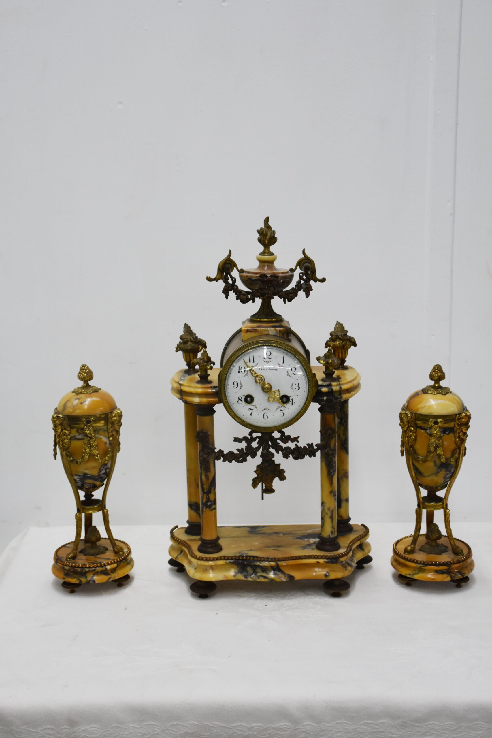 Guarnición reloj y copas mármol y bronce - Imagen 4
