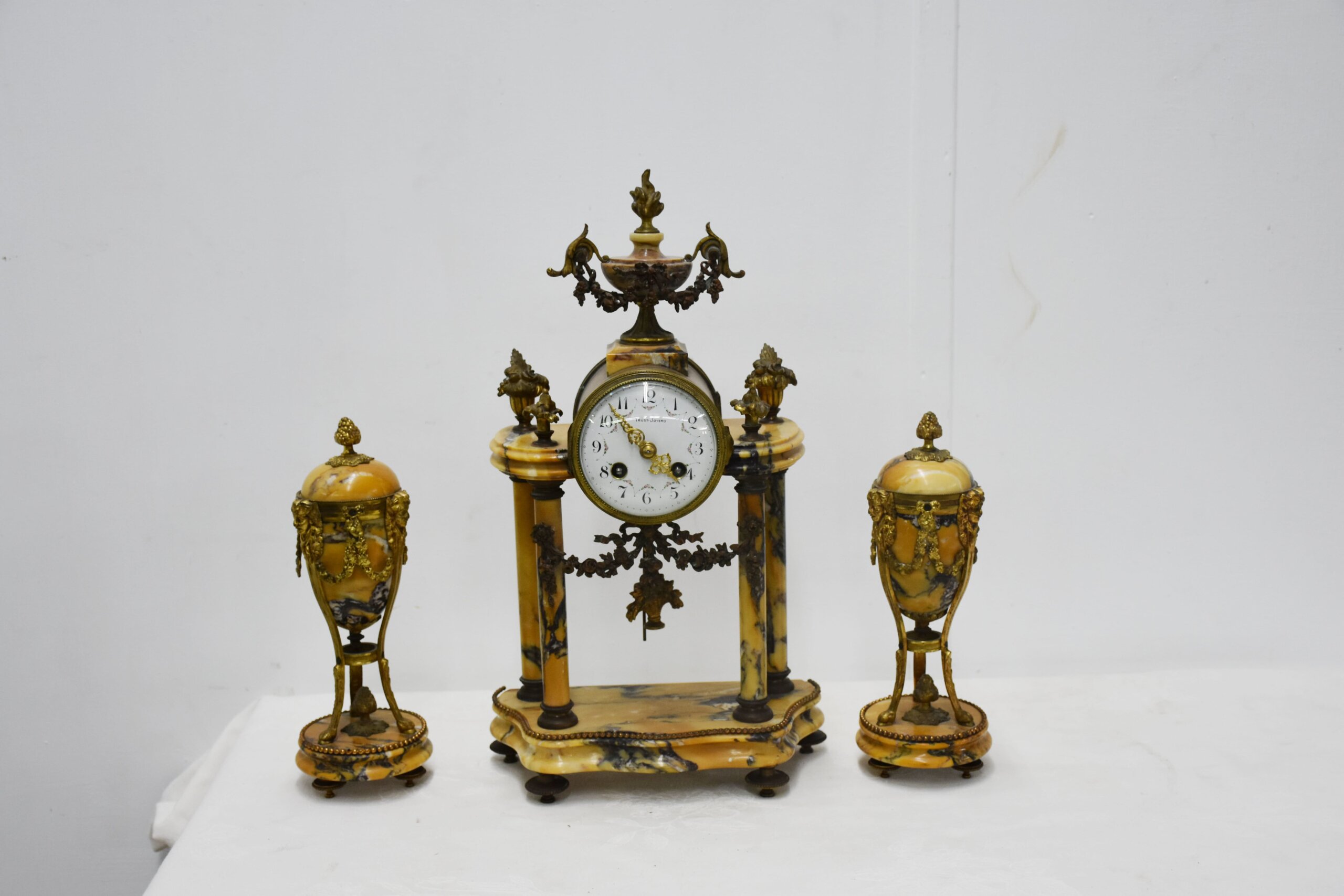 Guarnición reloj y copas mármol y bronce