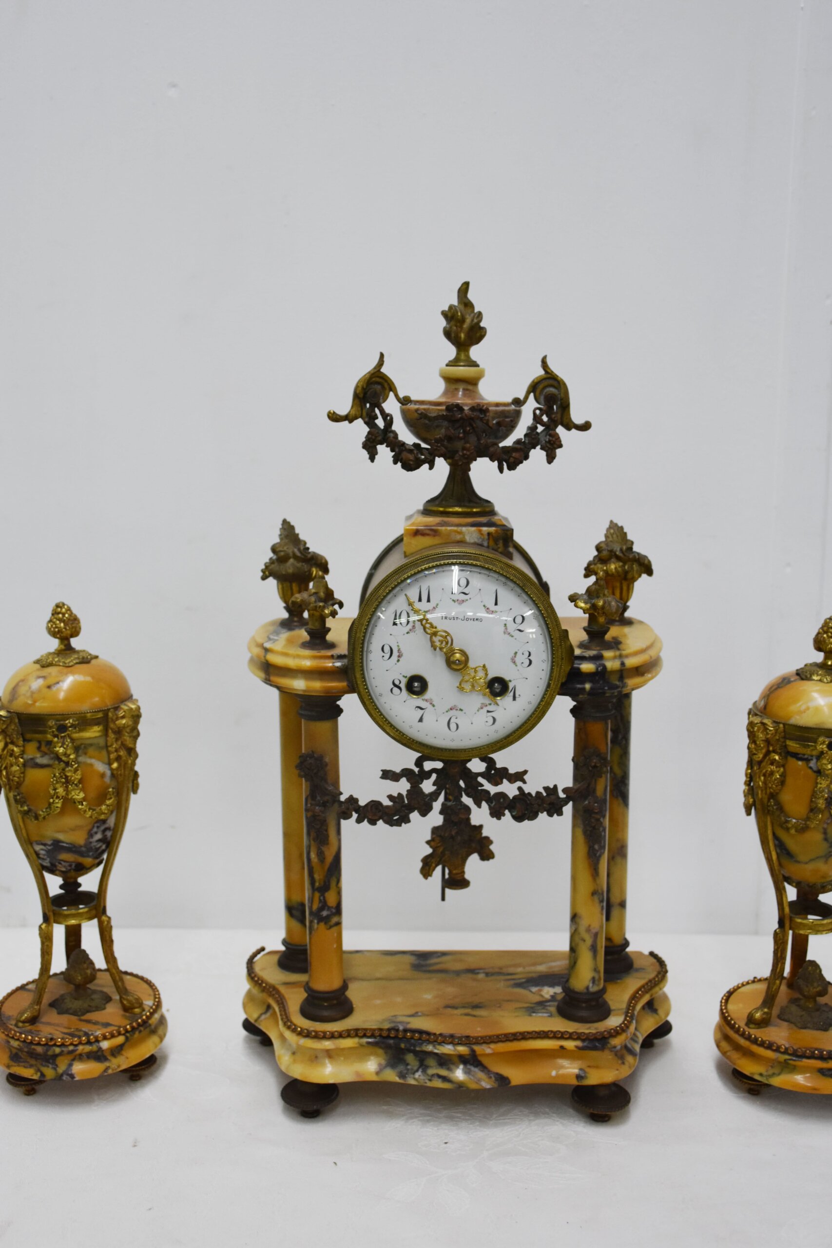 Guarnición reloj y copas mármol y bronce - Imagen 5