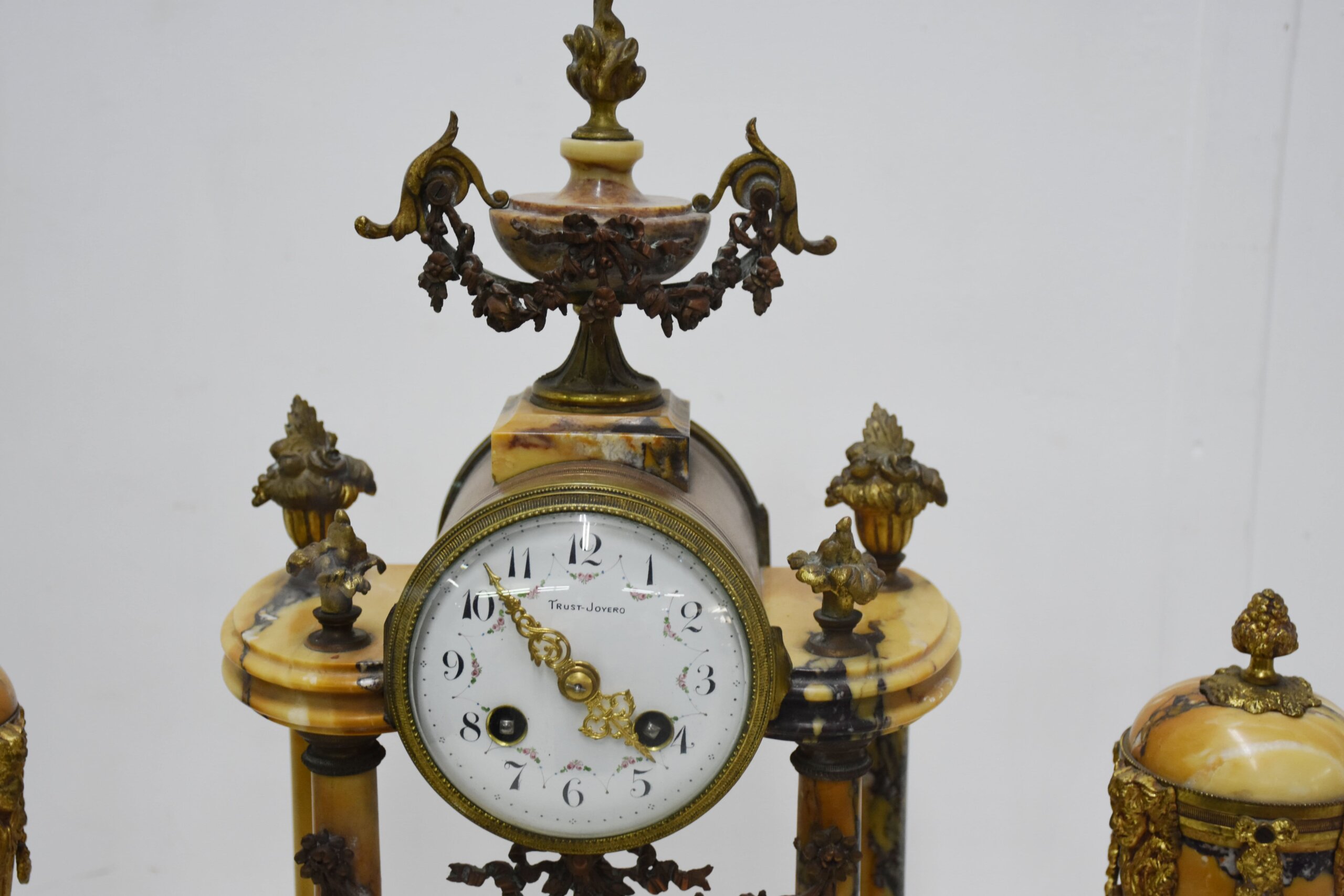 Guarnición reloj y copas mármol y bronce - Imagen 8