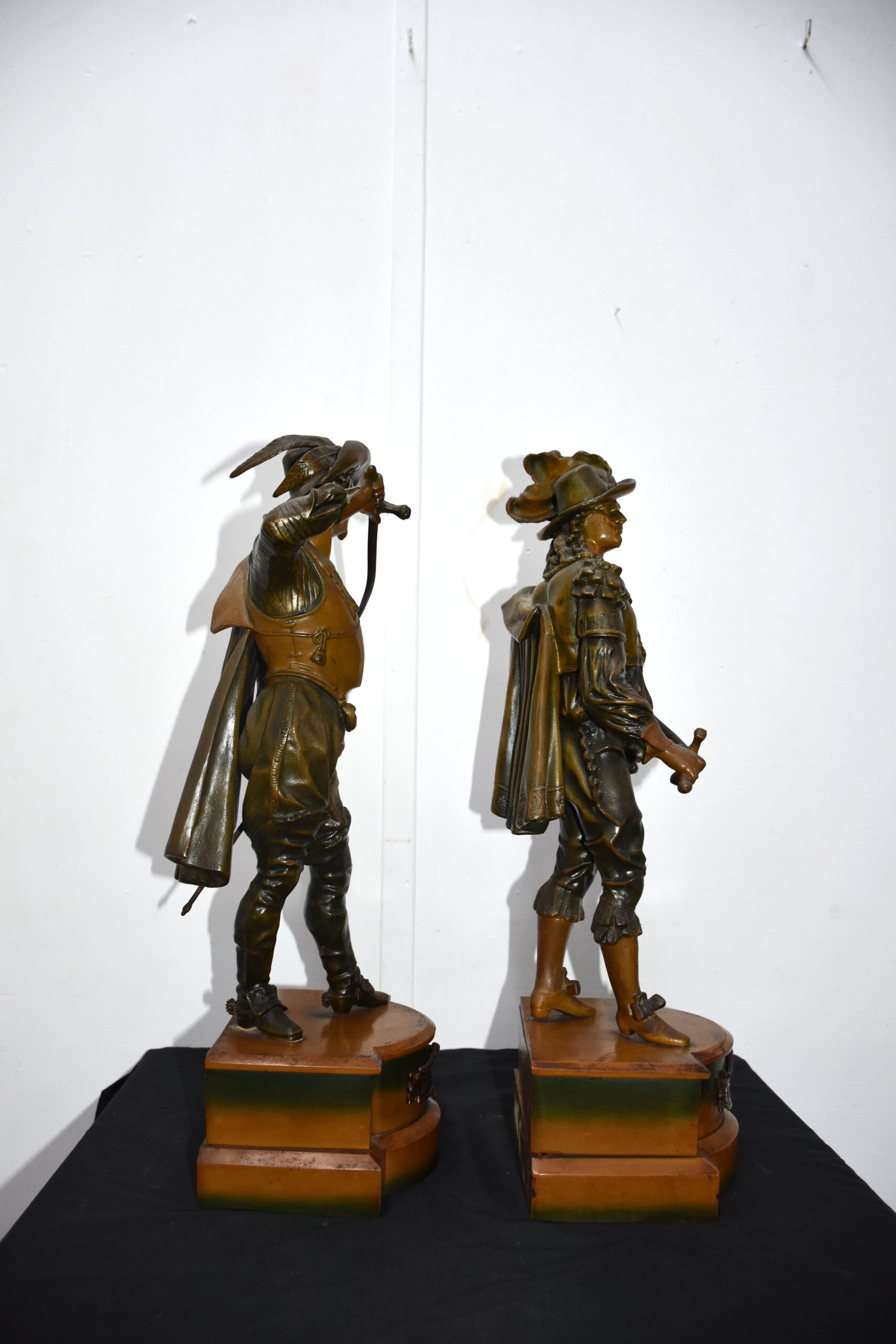 Pareja esculturas Don Juan y Don César calamina - Imagen 2