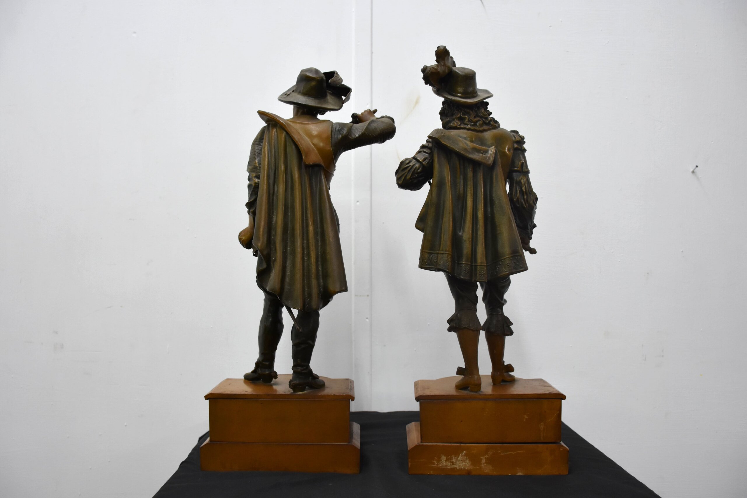 Pareja esculturas Don Juan y Don César calamina - Imagen 3