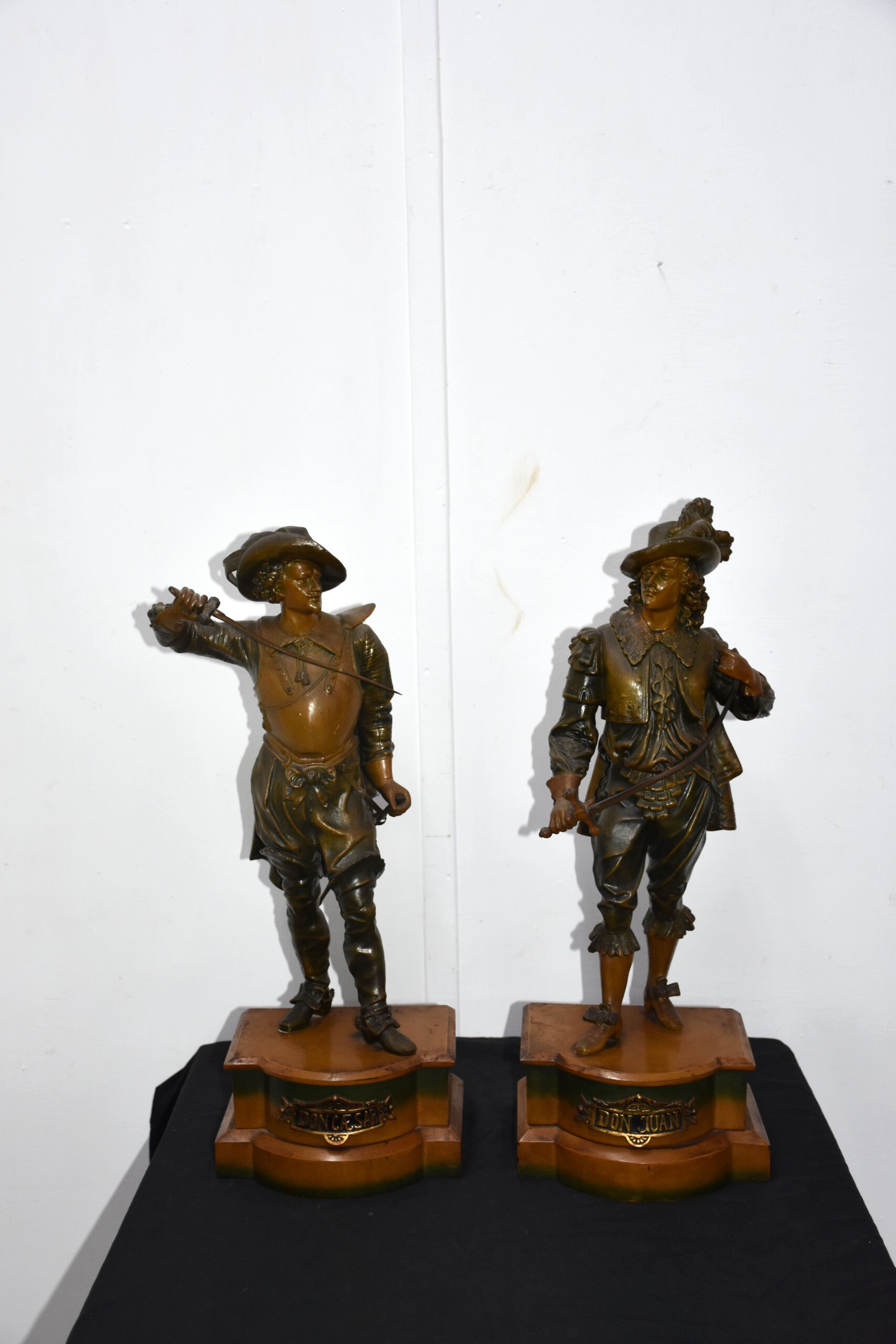 Pareja esculturas Don Juan y Don César calamina - Imagen 4