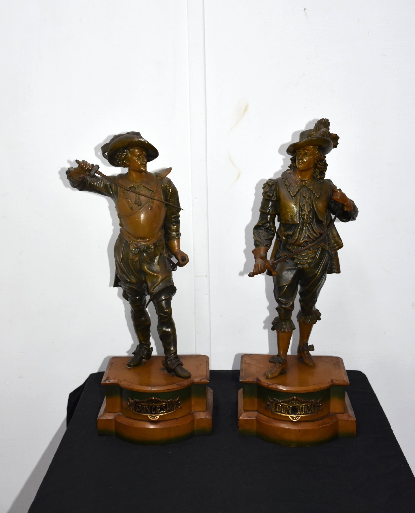 Pareja esculturas Don Juan y Don César calamina