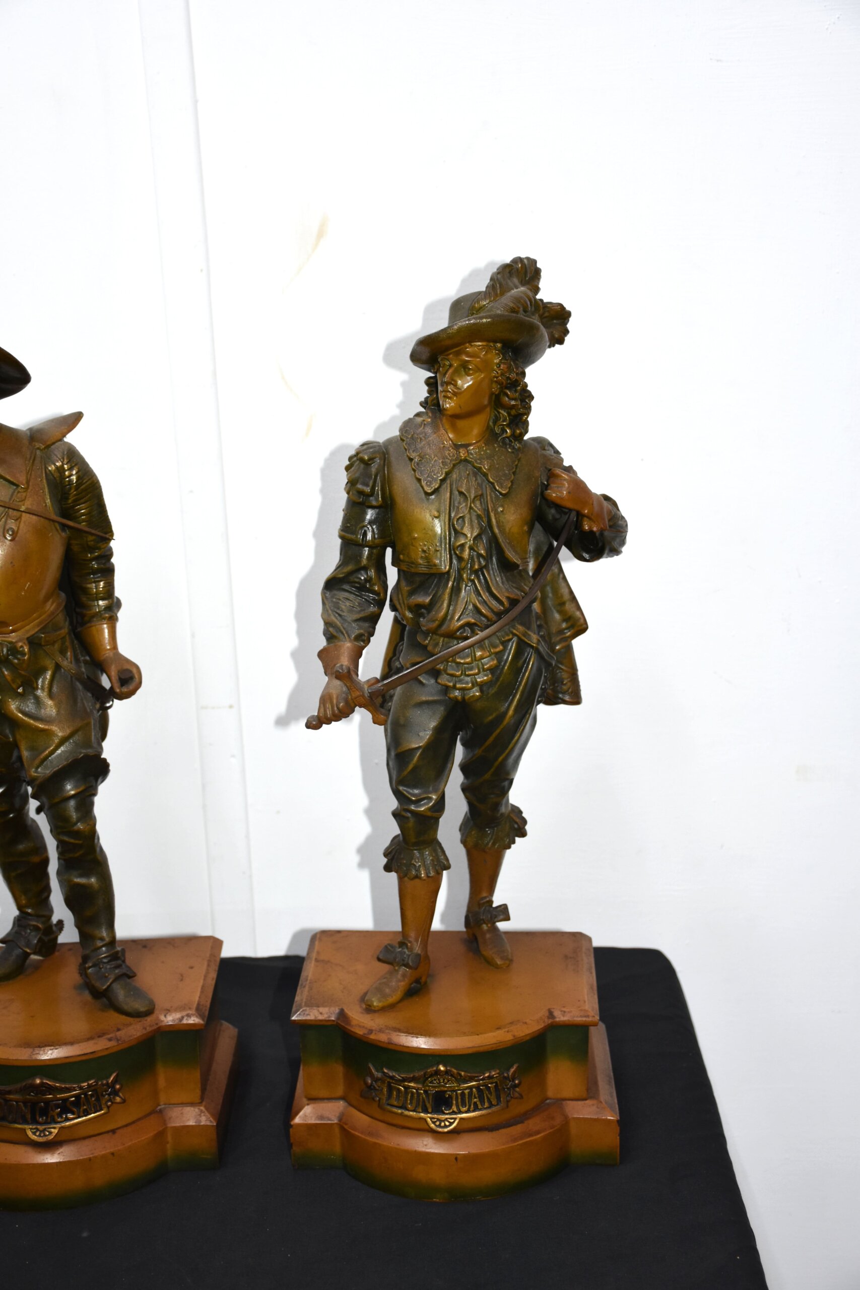Pareja esculturas Don Juan y Don César calamina - Imagen 5