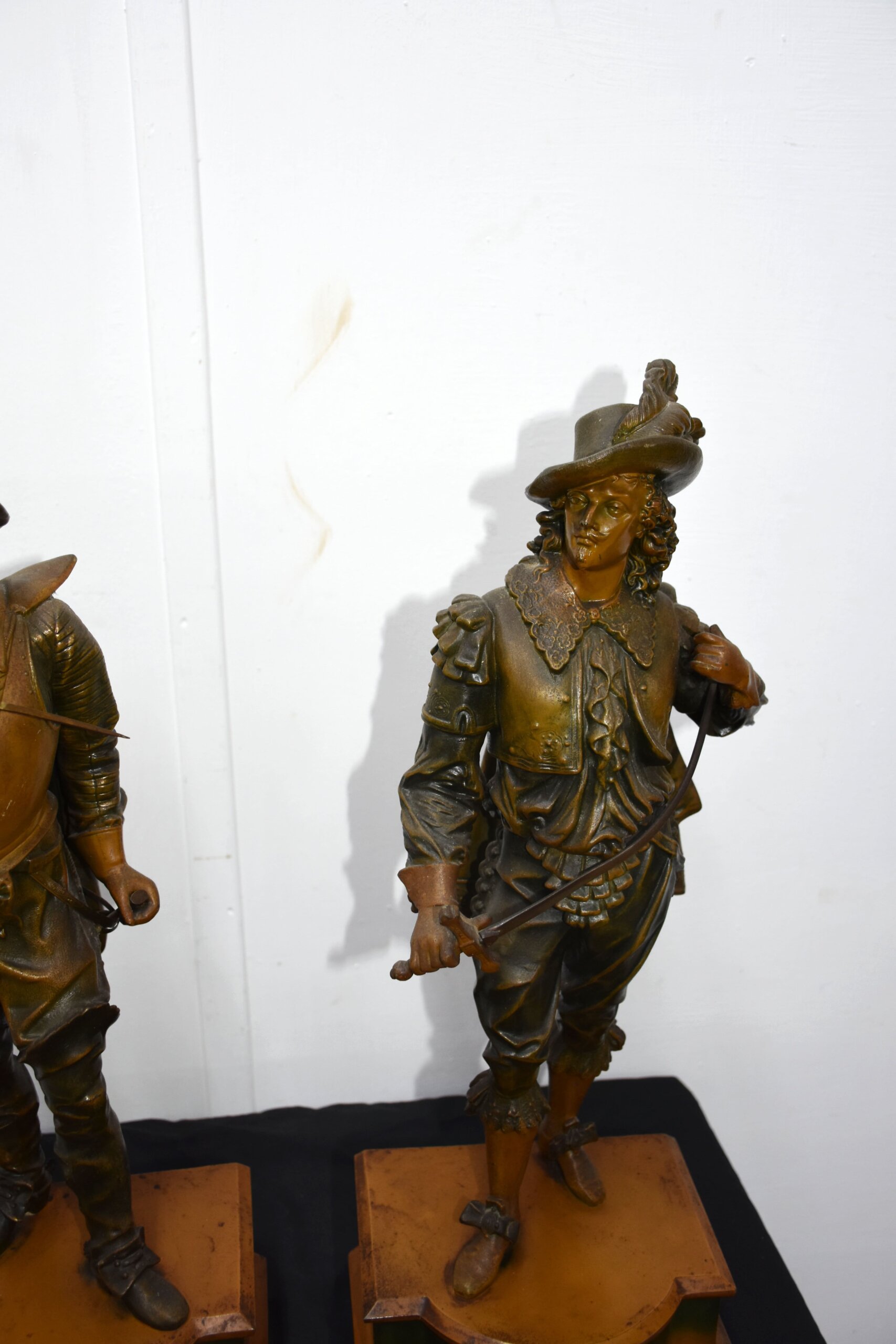 Pareja esculturas Don Juan y Don César calamina - Imagen 9