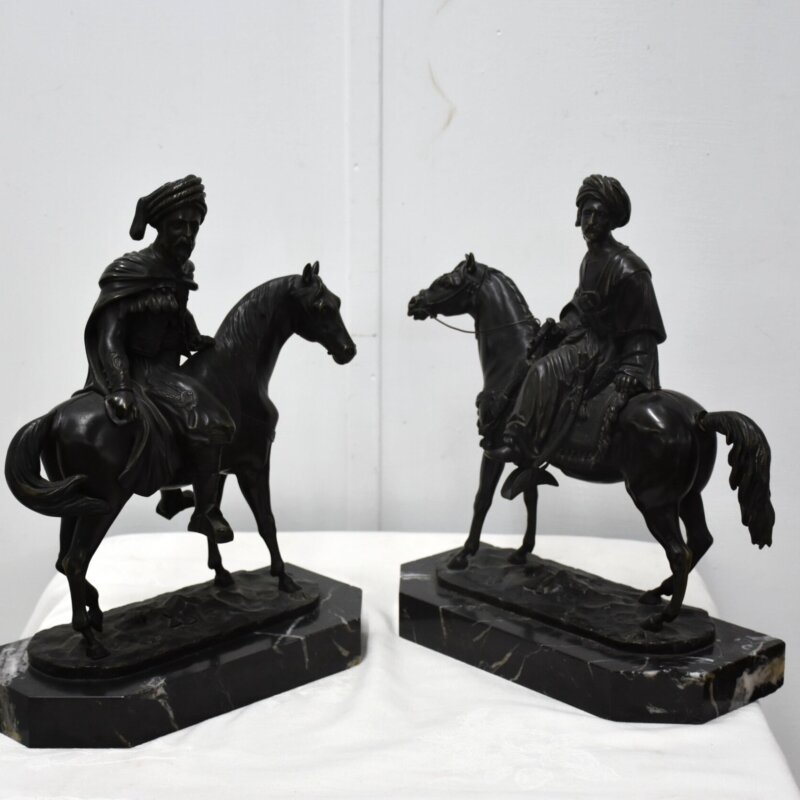Pareja de jinetes de bronce patinado y mármol