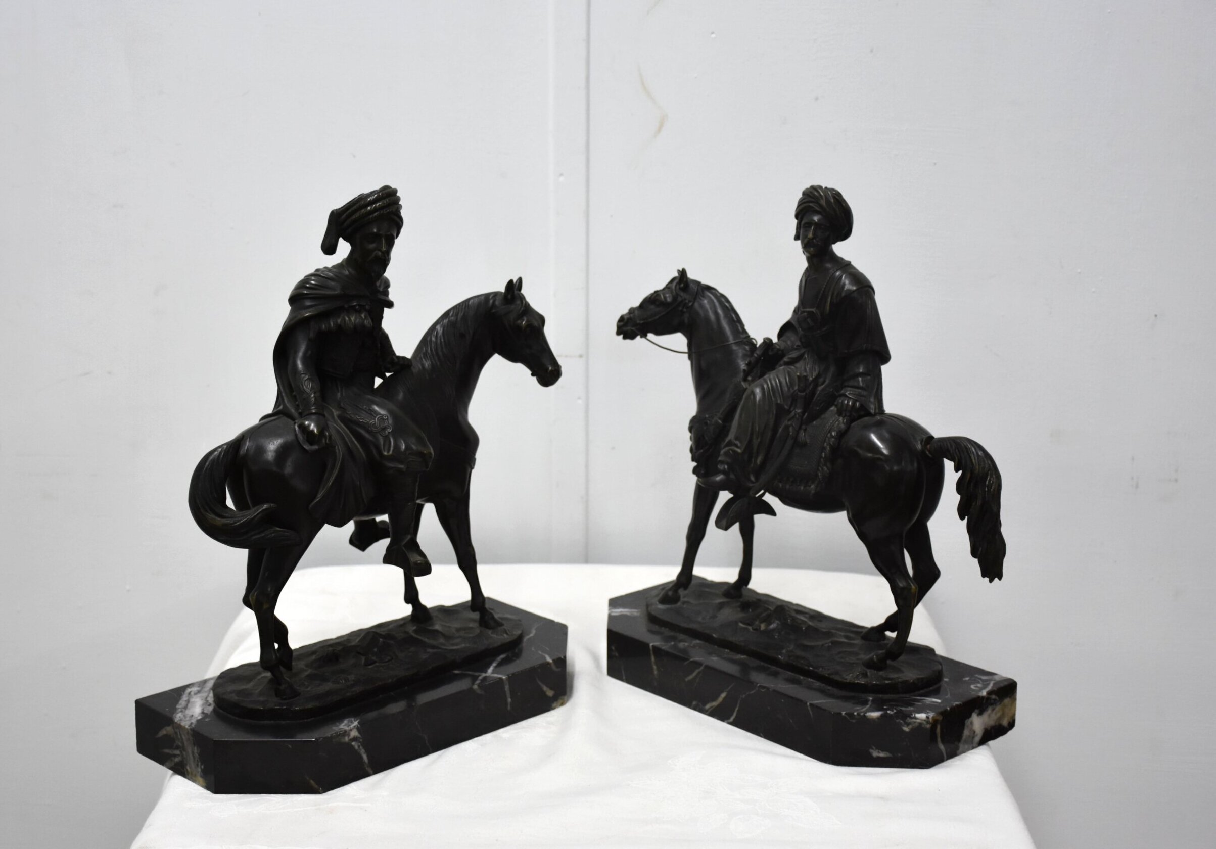 Pareja de jinetes de bronce patinado y mármol