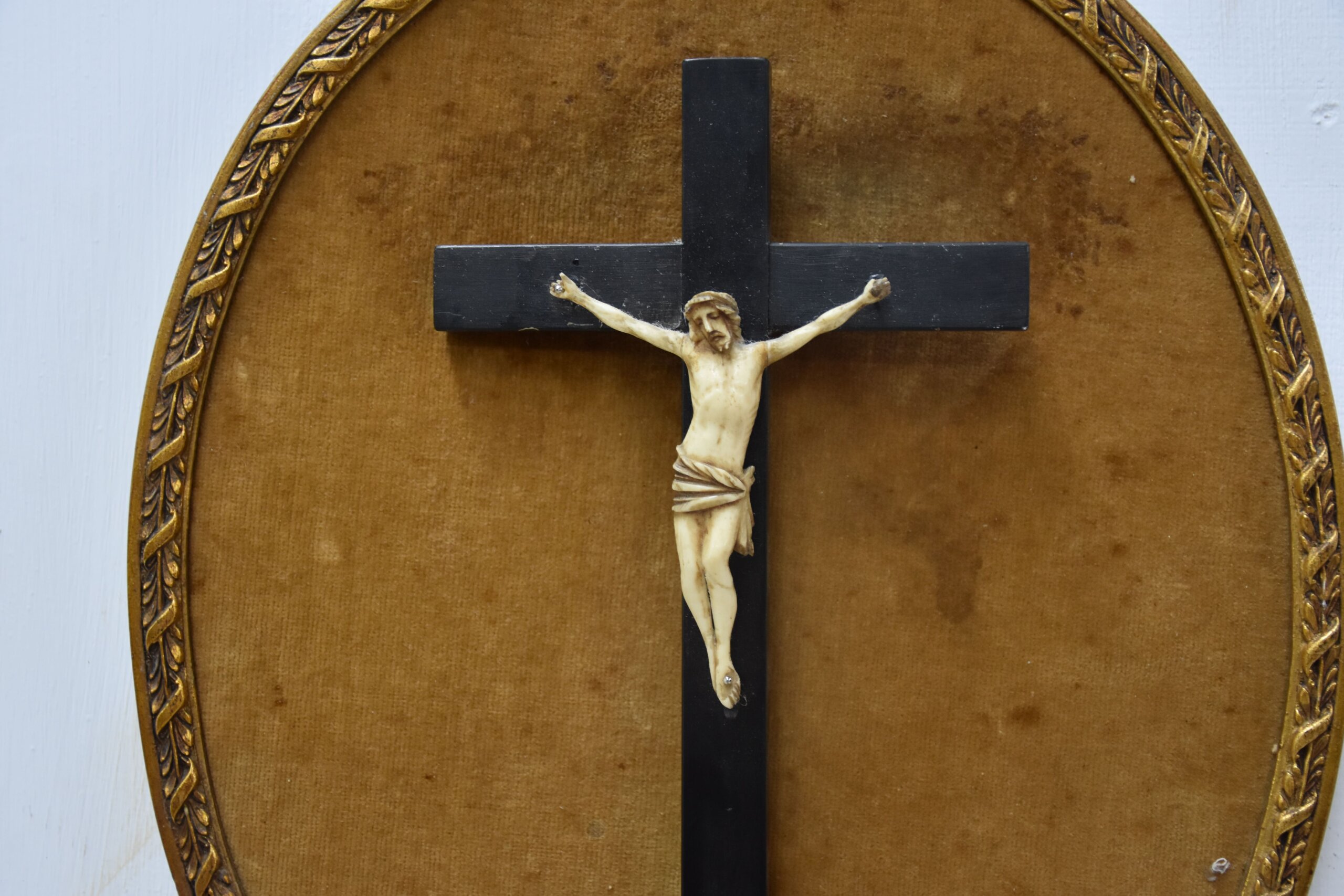 Crucifijo antiguo ovalado con Cristo hueso - Imagen 4