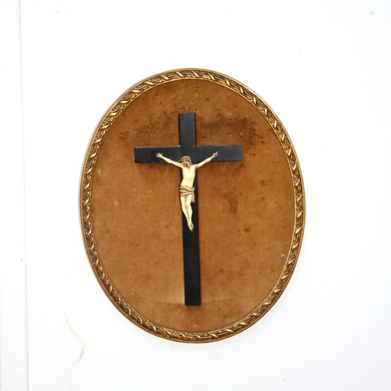 Crucifijo antiguo ovalado con Cristo hueso