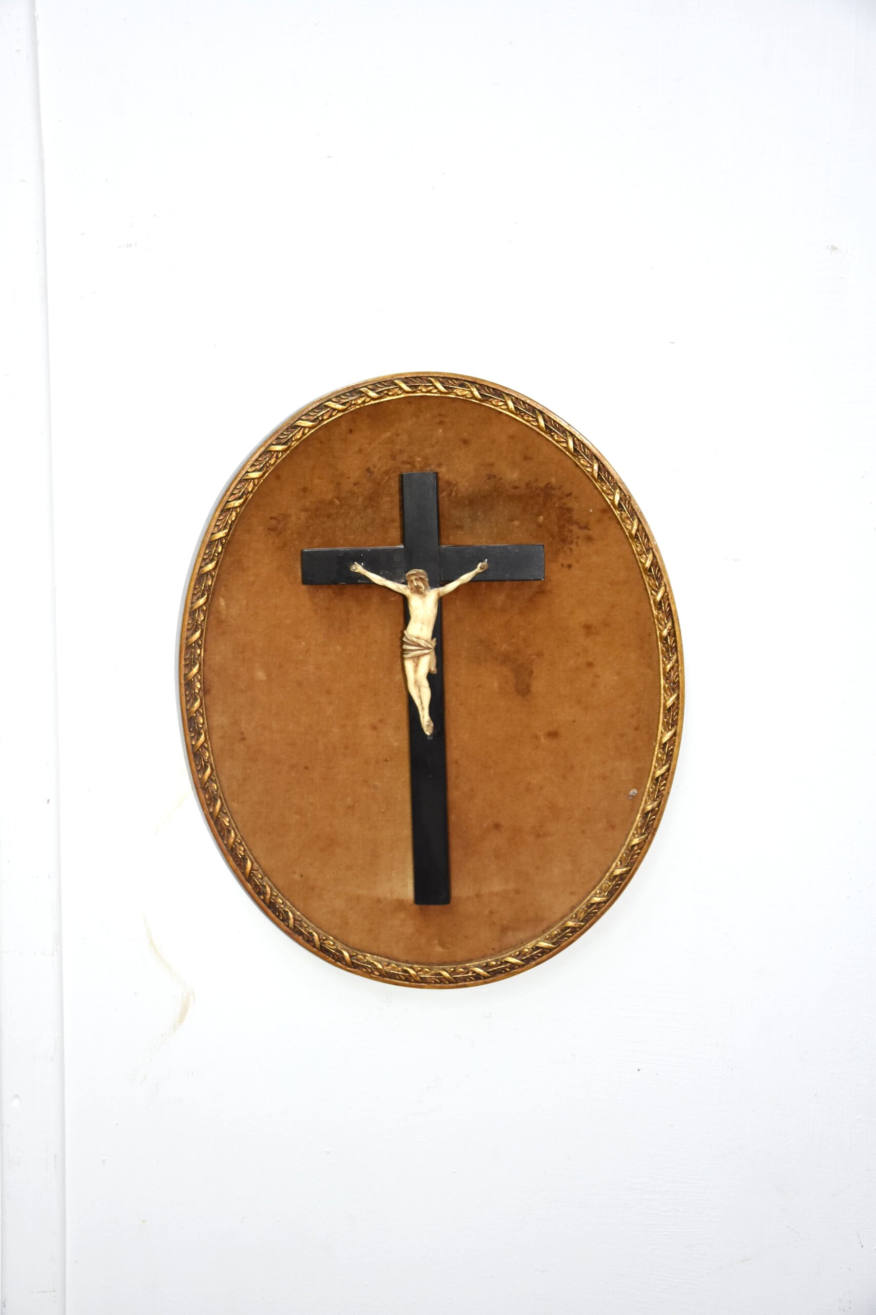 Crucifijo antiguo ovalado con Cristo hueso