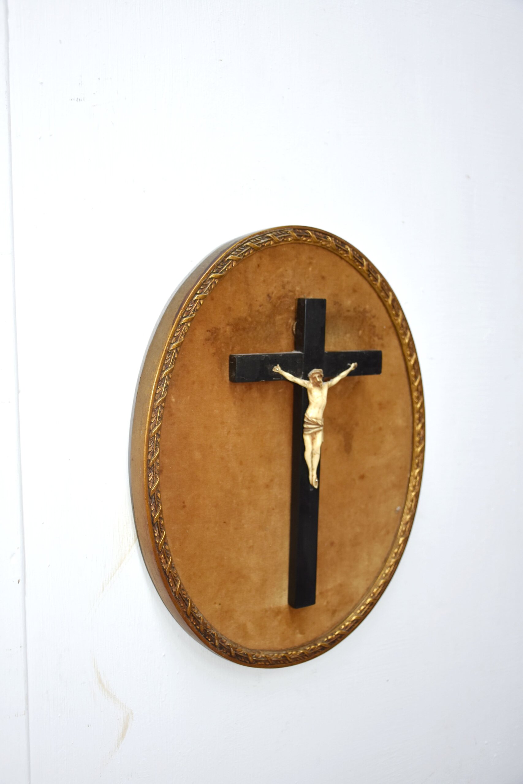 Crucifijo antiguo ovalado con Cristo hueso - Imagen 2