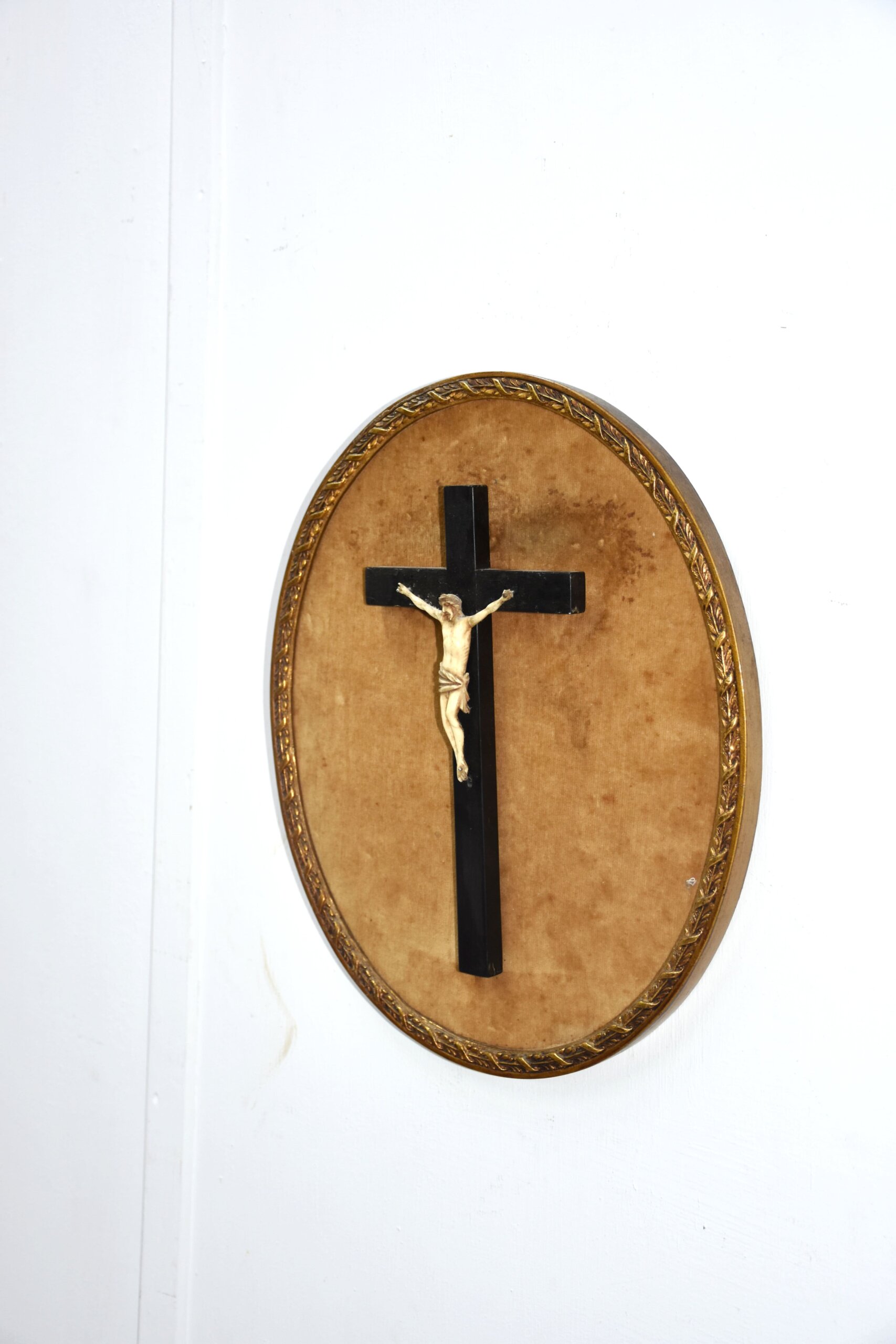 Crucifijo antiguo ovalado con Cristo hueso - Imagen 3