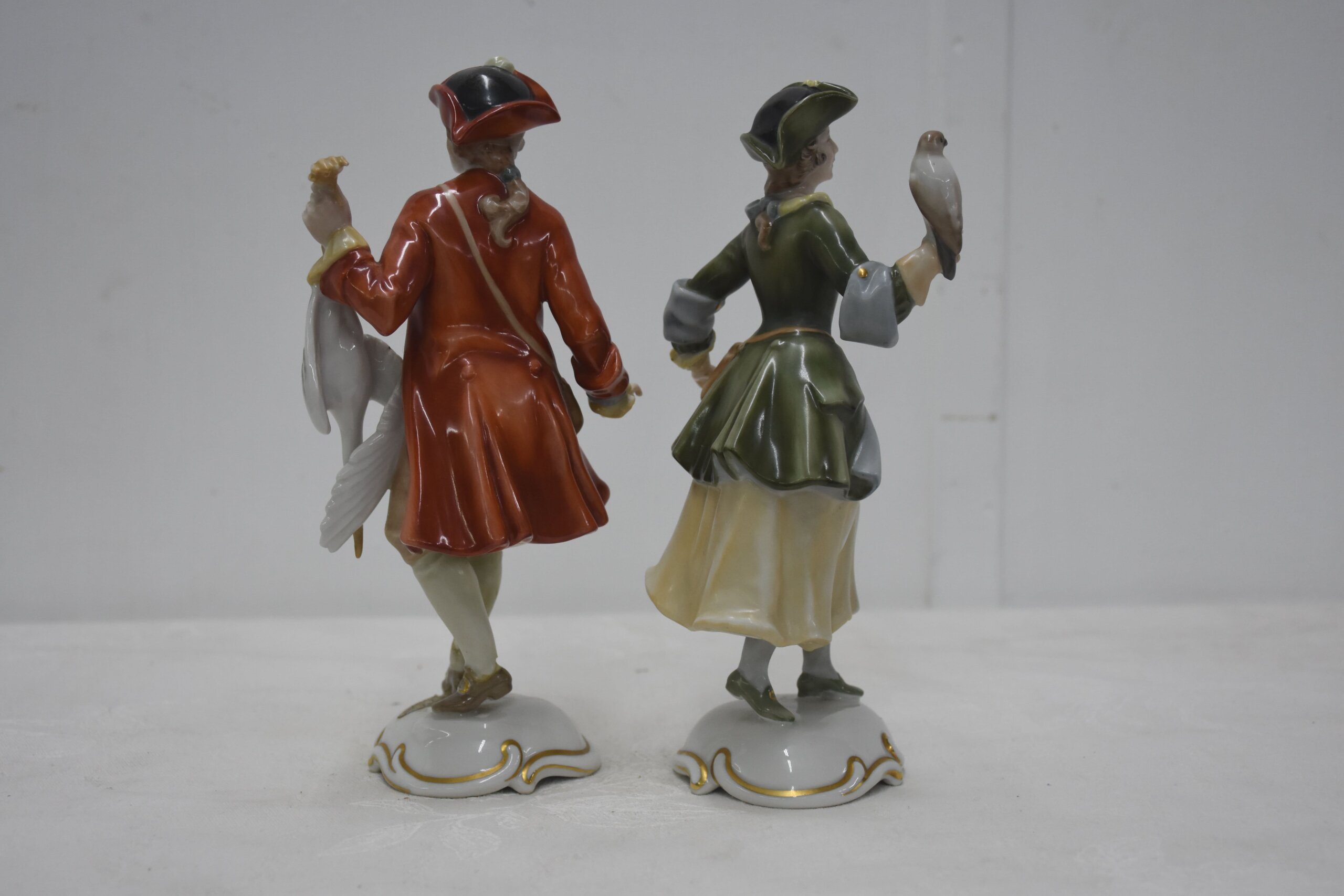 Figuras porcelana cazador y dama con aves - Imagen 2