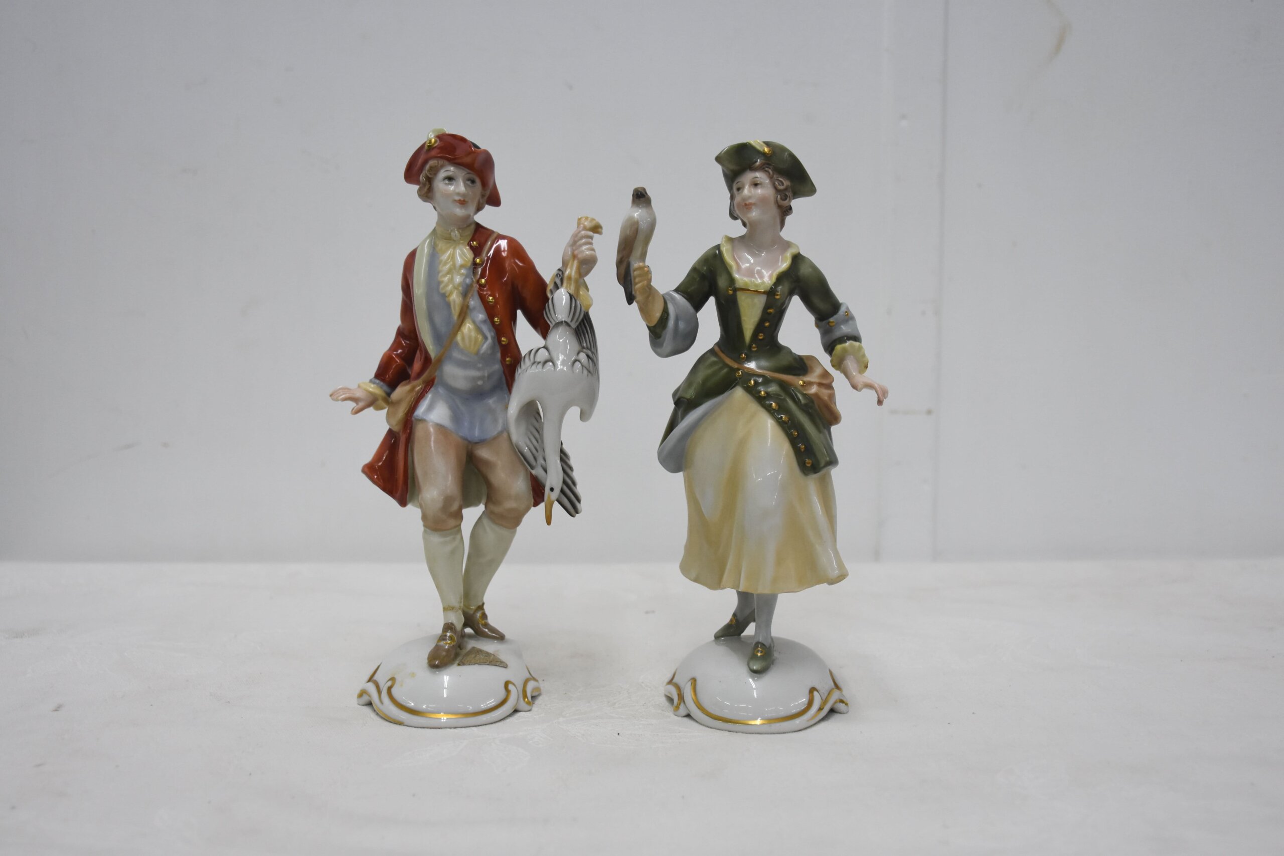 Figuras porcelana cazador y dama con aves - Imagen 4