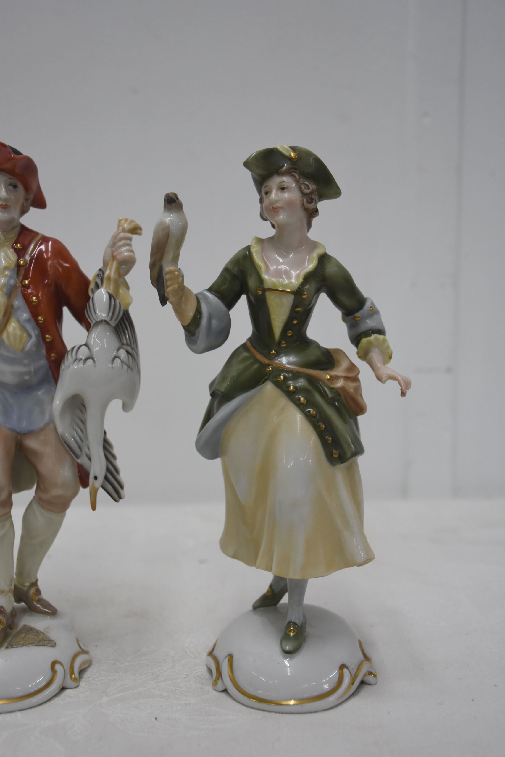 Figuras porcelana cazador y dama con aves - Imagen 6