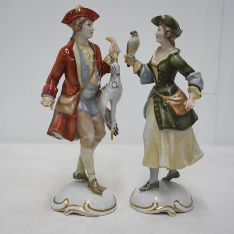 Figuras porcelana cazador y dama con aves