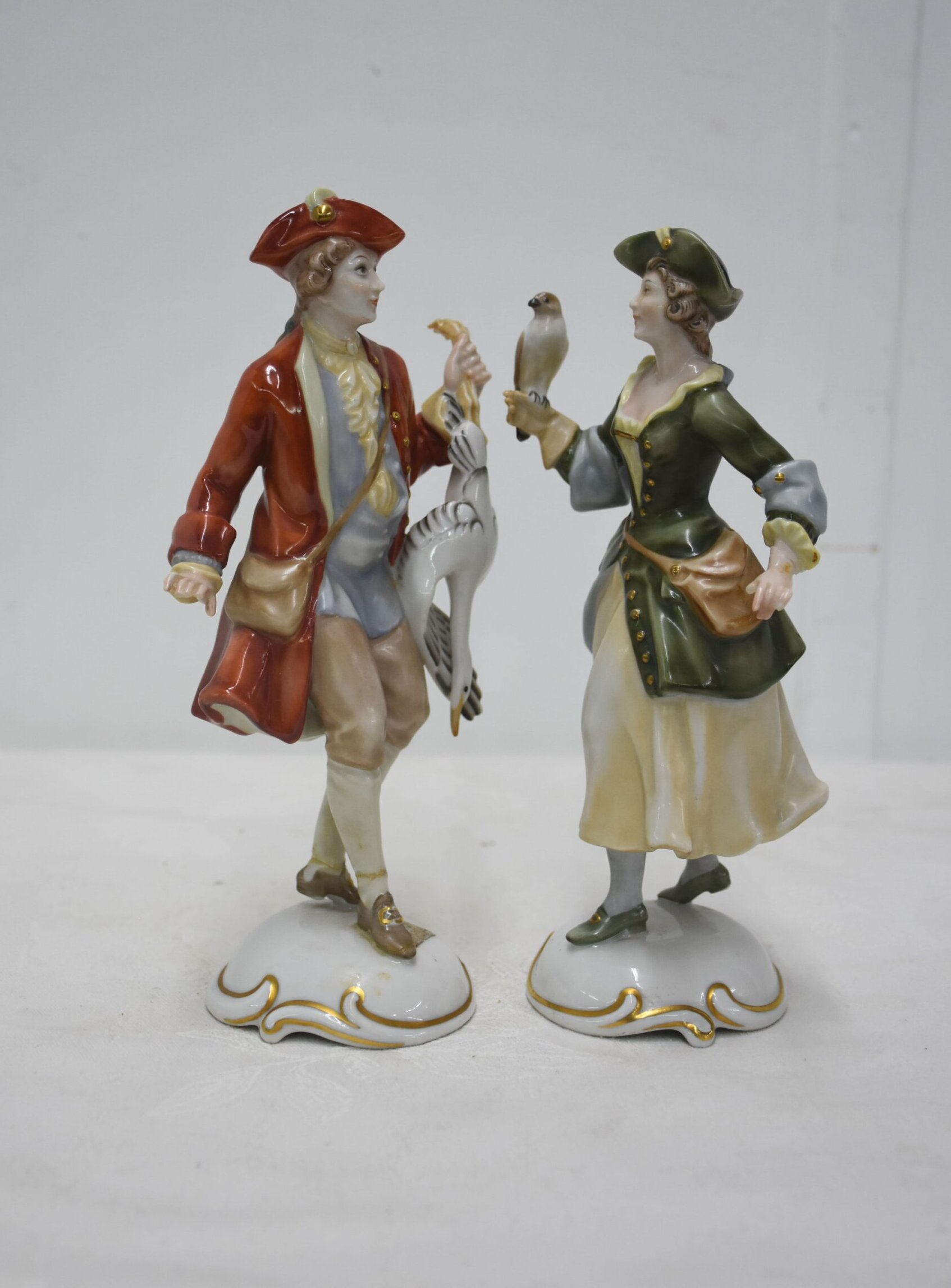 Figuras porcelana cazador y dama con aves
